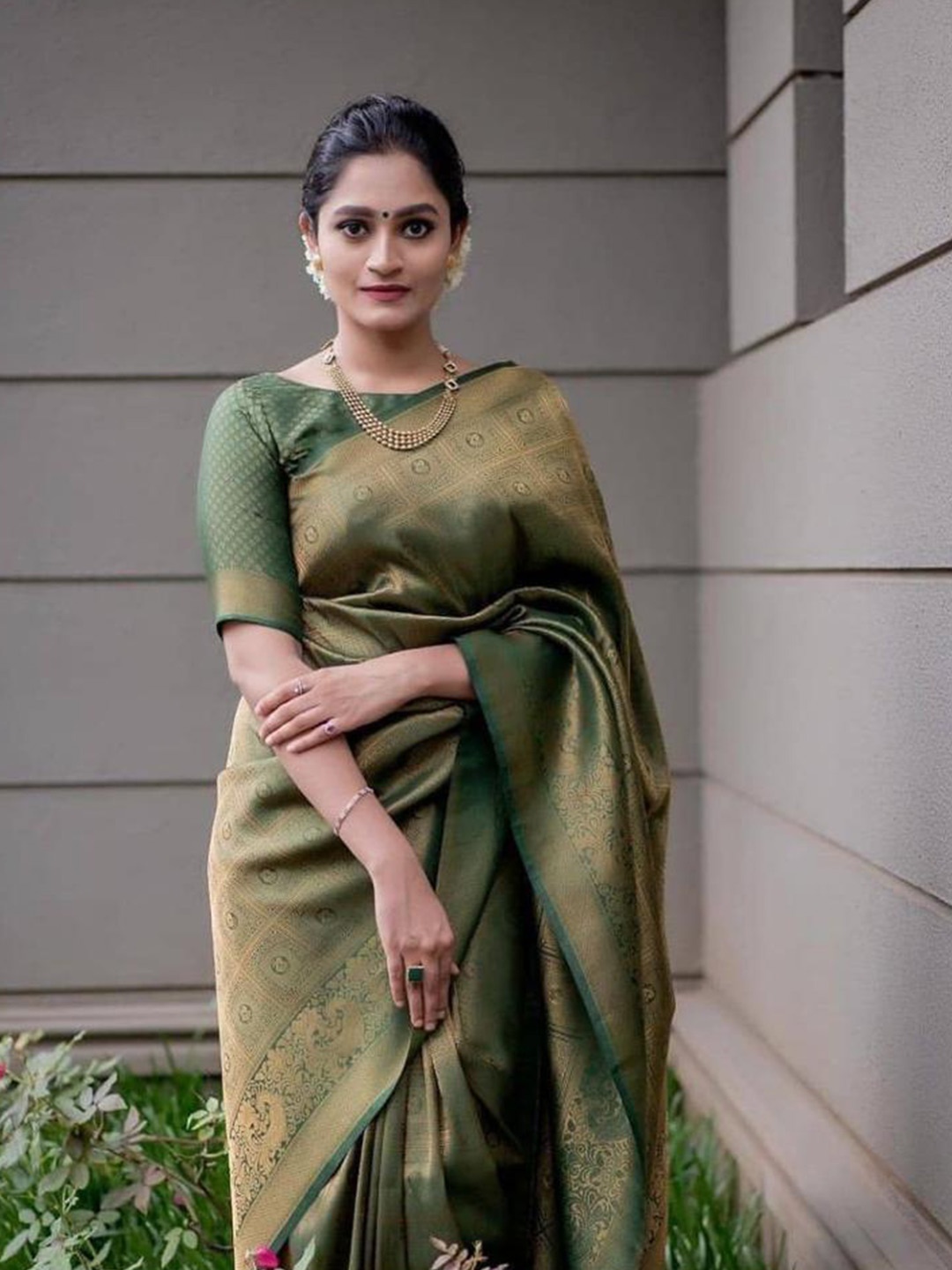 

Visit Wear Green and GoldToned Art Silk Banarasi Saree