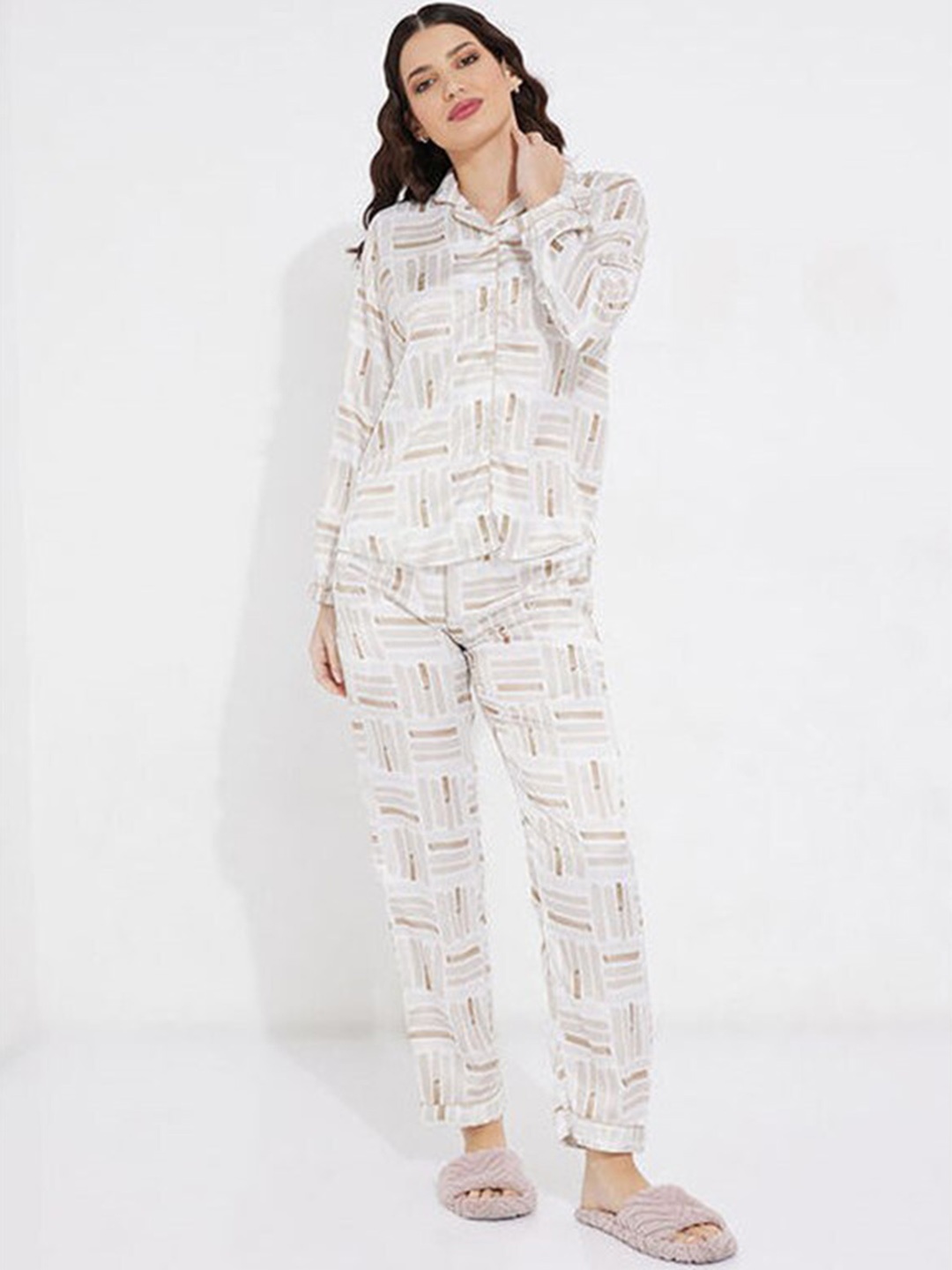 

Aila Geometric Printed Lapel Collar Night suit, Off white
