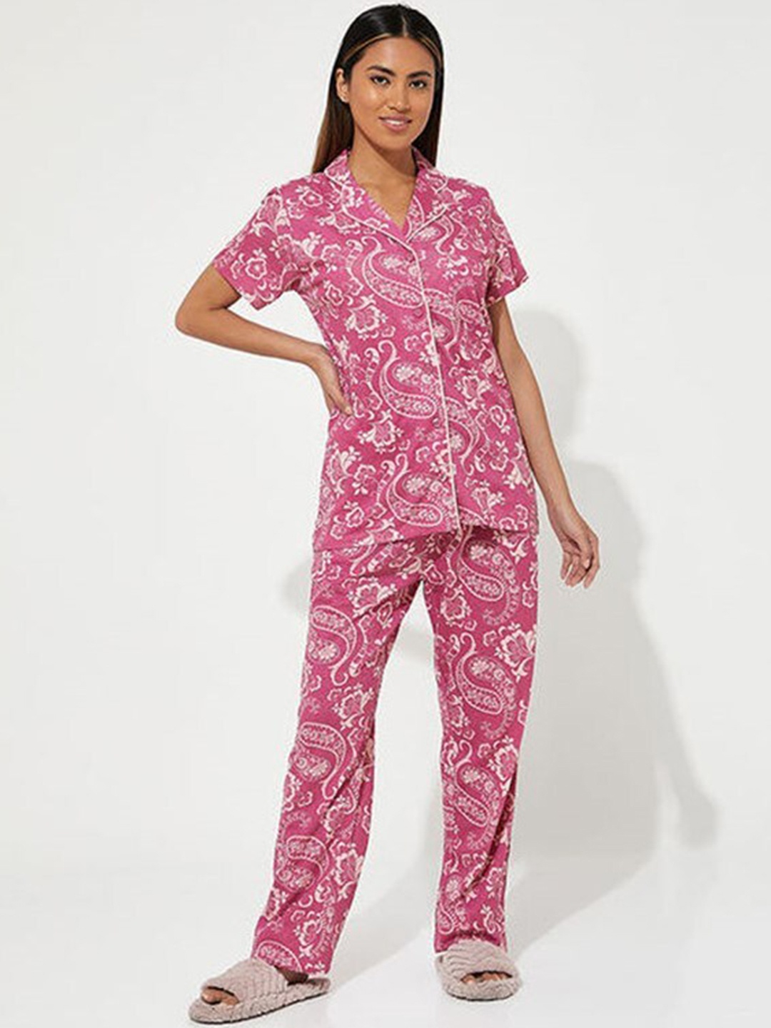 

Aila Paisley Printed Lapel Collar Shirt With Pyjamas, Pink