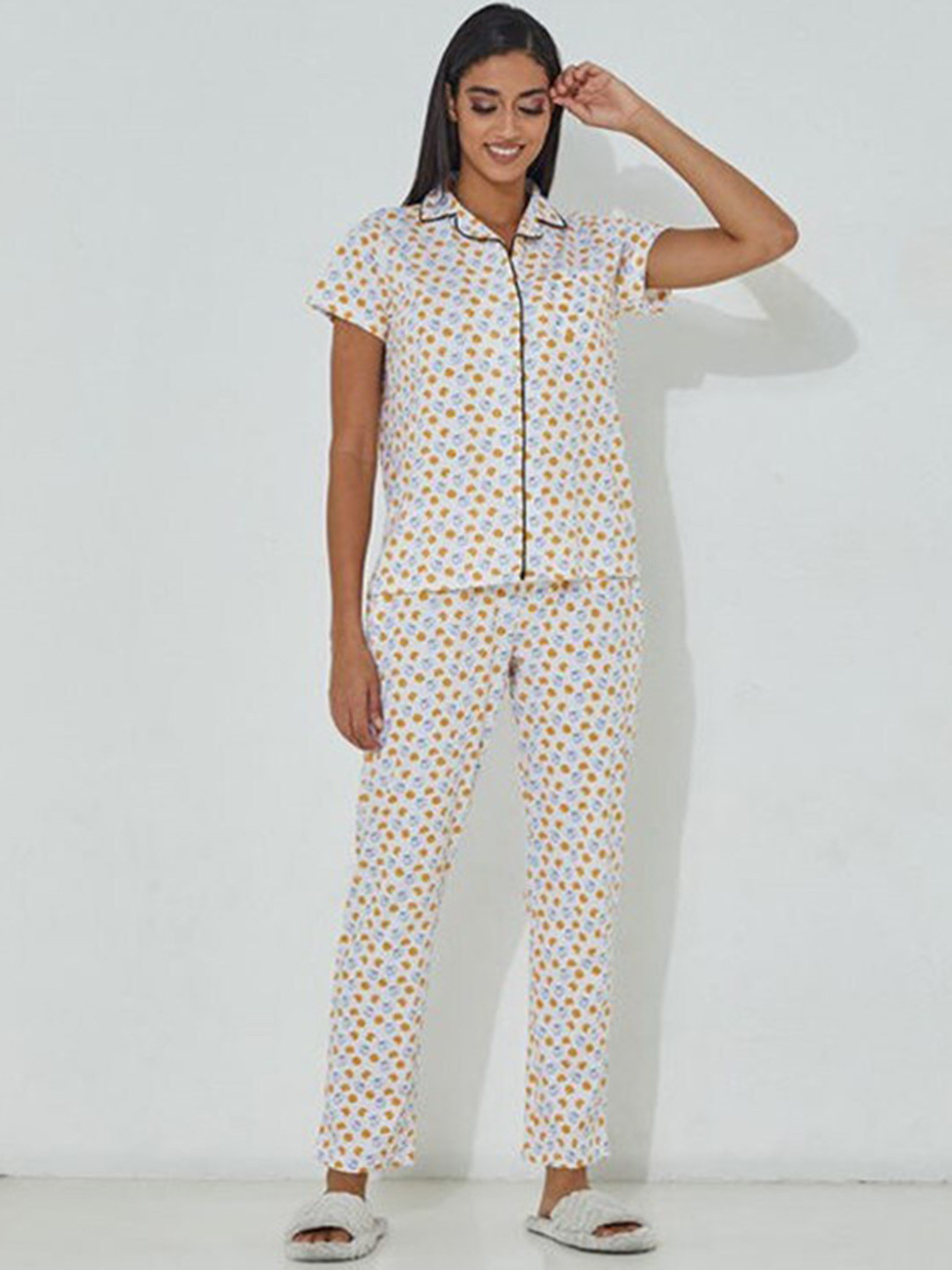 

Aila Graphic Printed Lapel Collar Night suit, White
