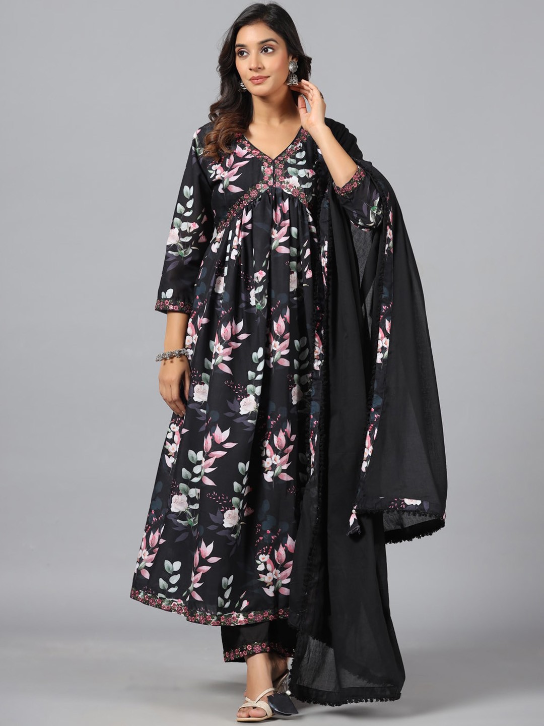 

Amchoor Floral Printed Thread Work Empire Kurta With Trouser & Dupatta, Black