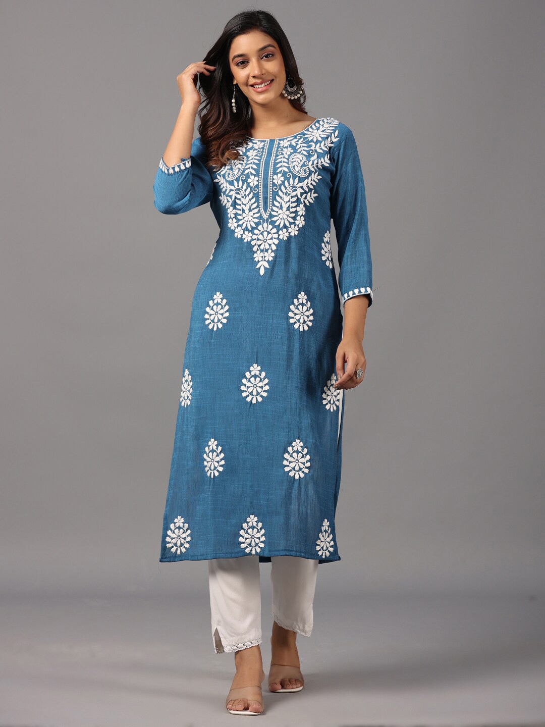 

Amchoor Floral Embroidered Three-Quarter Sleeves Thread Work Kurta, Blue