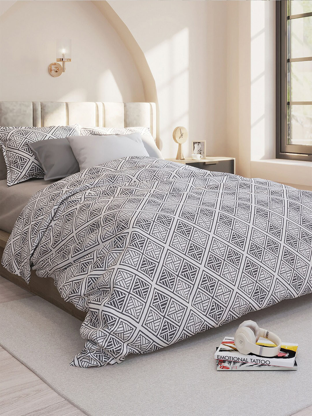 

LABHAM White & Grey Geometric Cotton 180 TC Queen Bedsheet with 2 Pillow Covers
