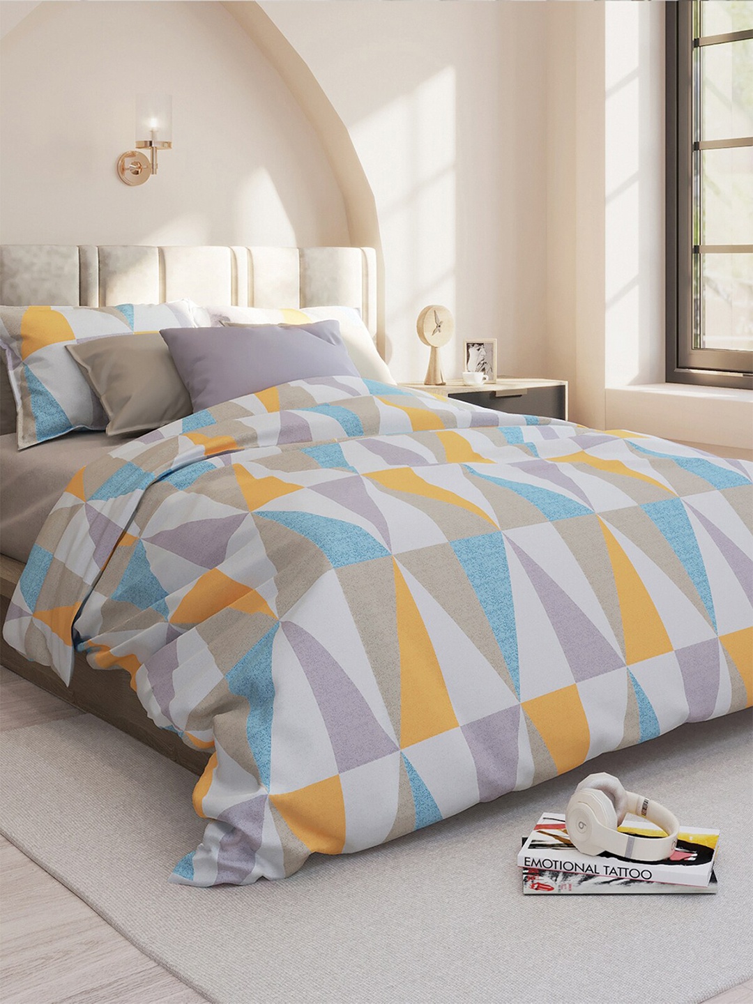 

LABHAM White & Yellow Geometric Cotton Fitted 144 TC Queen Bedsheet with 2 Pillow Covers