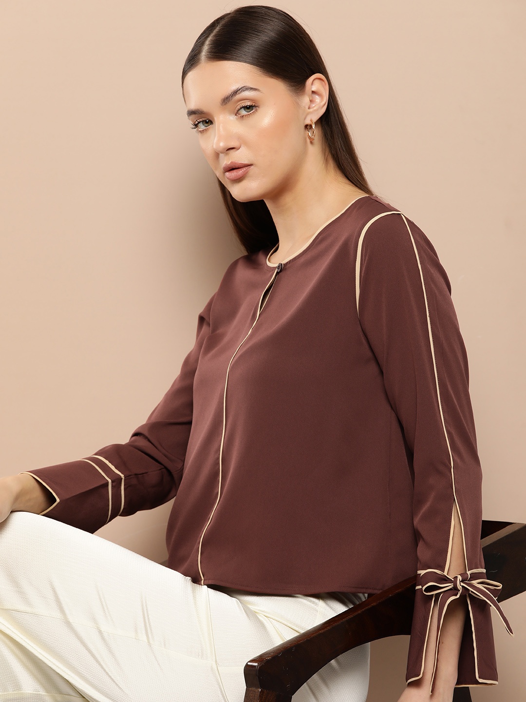 

Chemistry Slit Sleeve Top, Brown