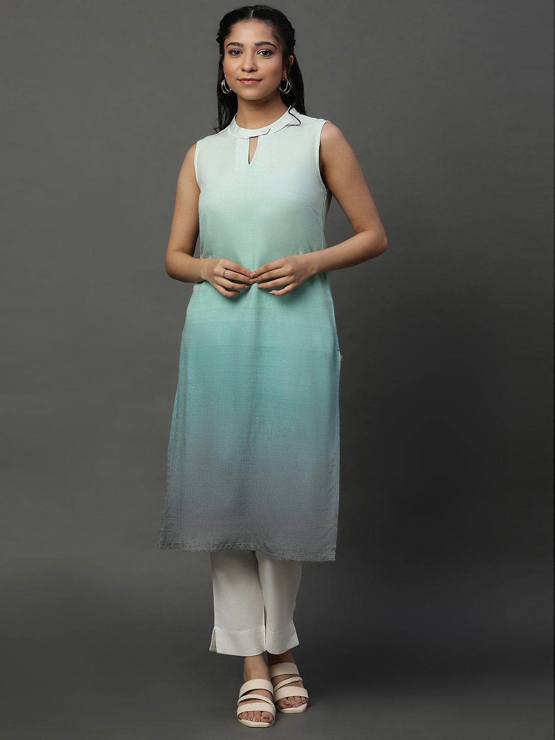 

AURELIA Dyed Keyhole Neck Sleeveless Straight Kurta, Green