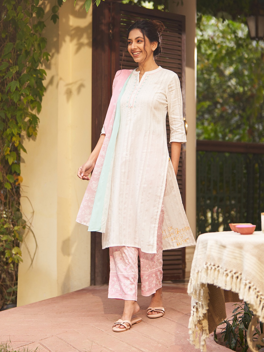 

AURELIA Floral Embroidered Mandarin Collar Thread Work Pure Cotton Straight Kurta, White