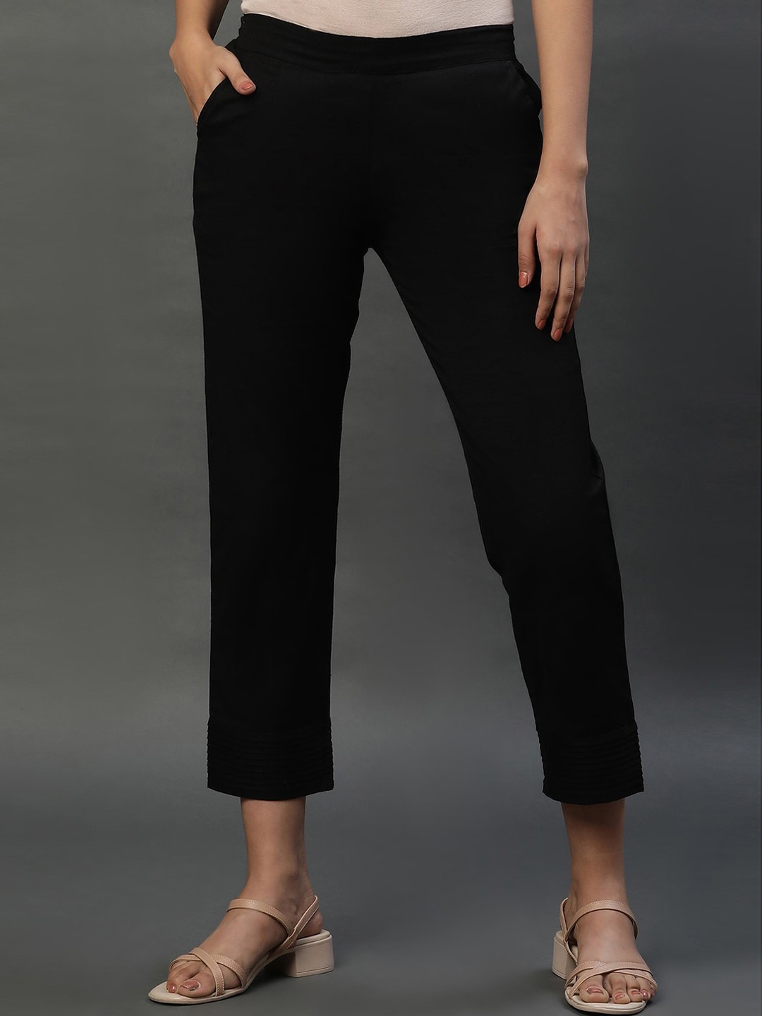 

AURELIA Women Slim Fit Cropped Trousers, Black