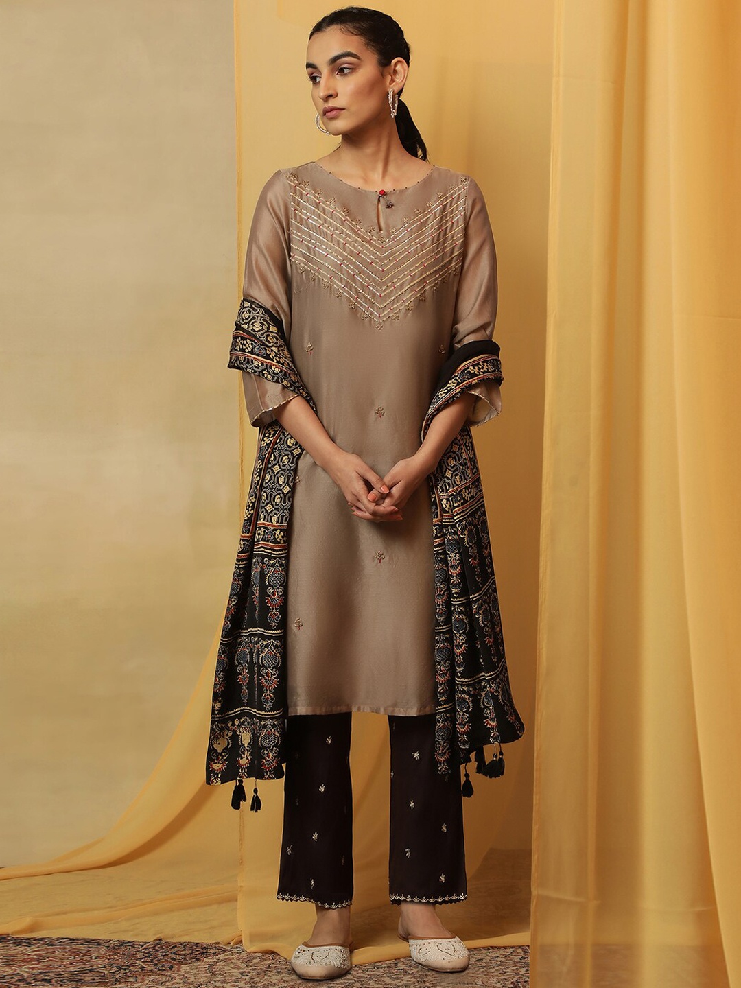 

W Floral Embellished Beads and Stones Cotton Silk Kurta, Grey