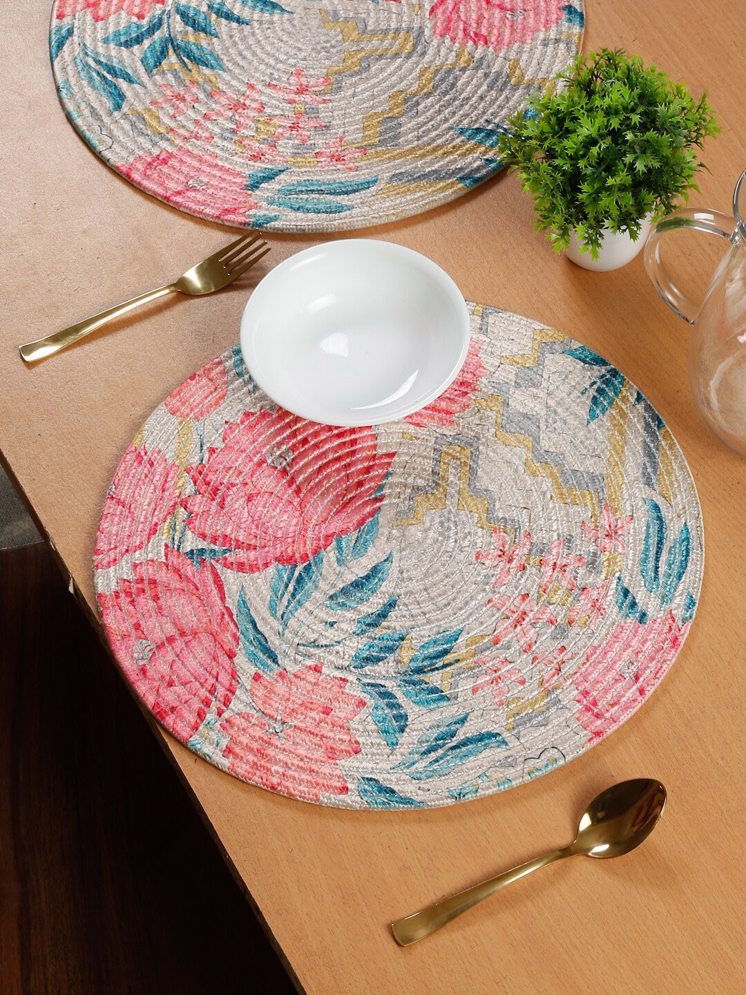

SOKNACK Pink & Beige 4 Pieces Floral Digital Printed Round Table Placemats