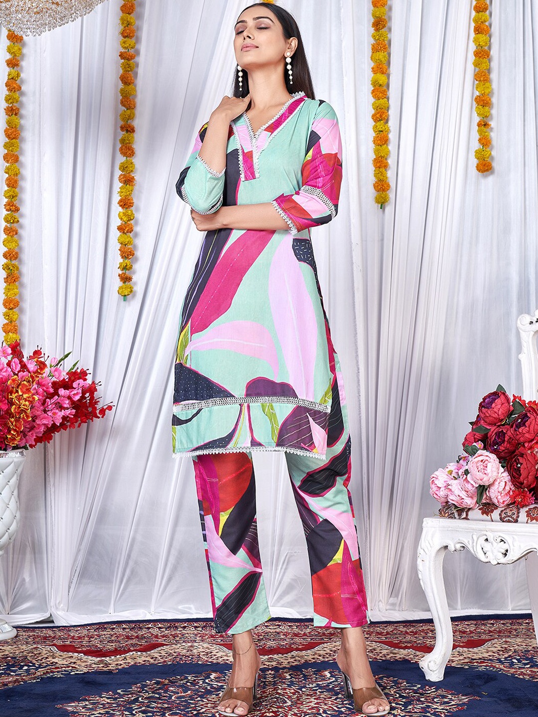 

Virah Fashion Floral Printed V-Neck Straight Kurta with Trousers, Green