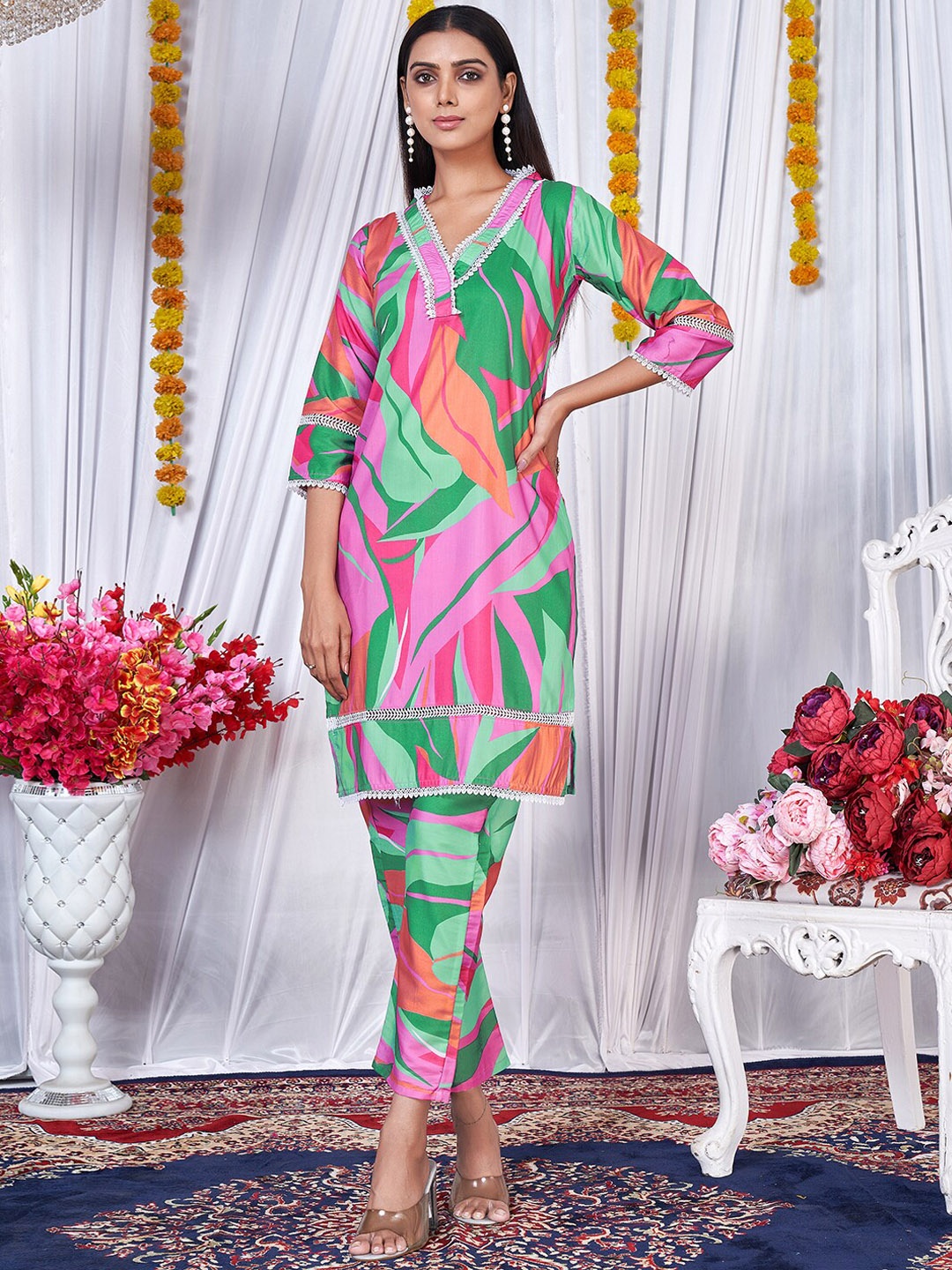 

Virah Fashion Floral Printed V-Neck Straight Kurta with Trousers, Green