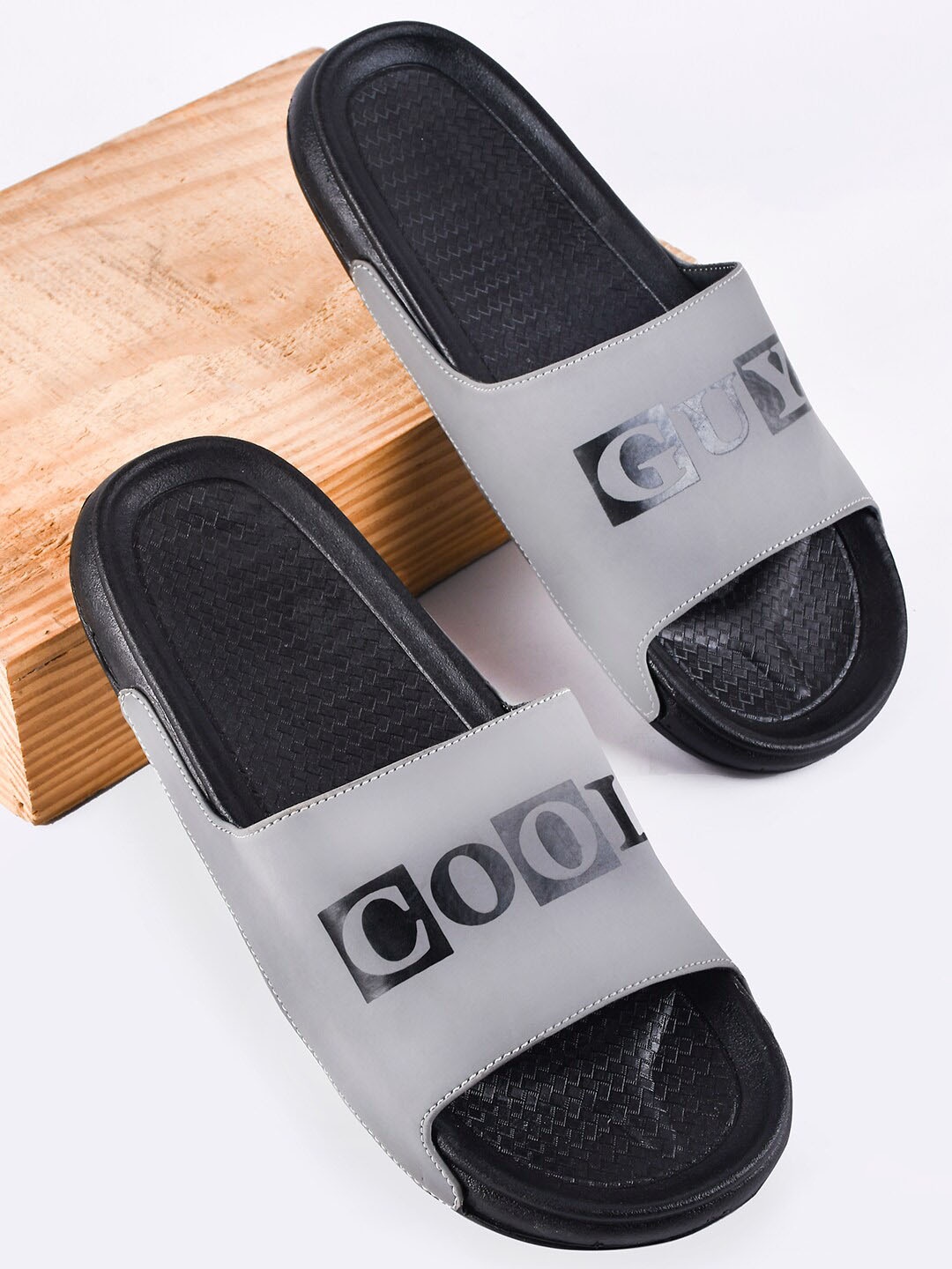 

PERY PAO Men Printed Sliders, Grey