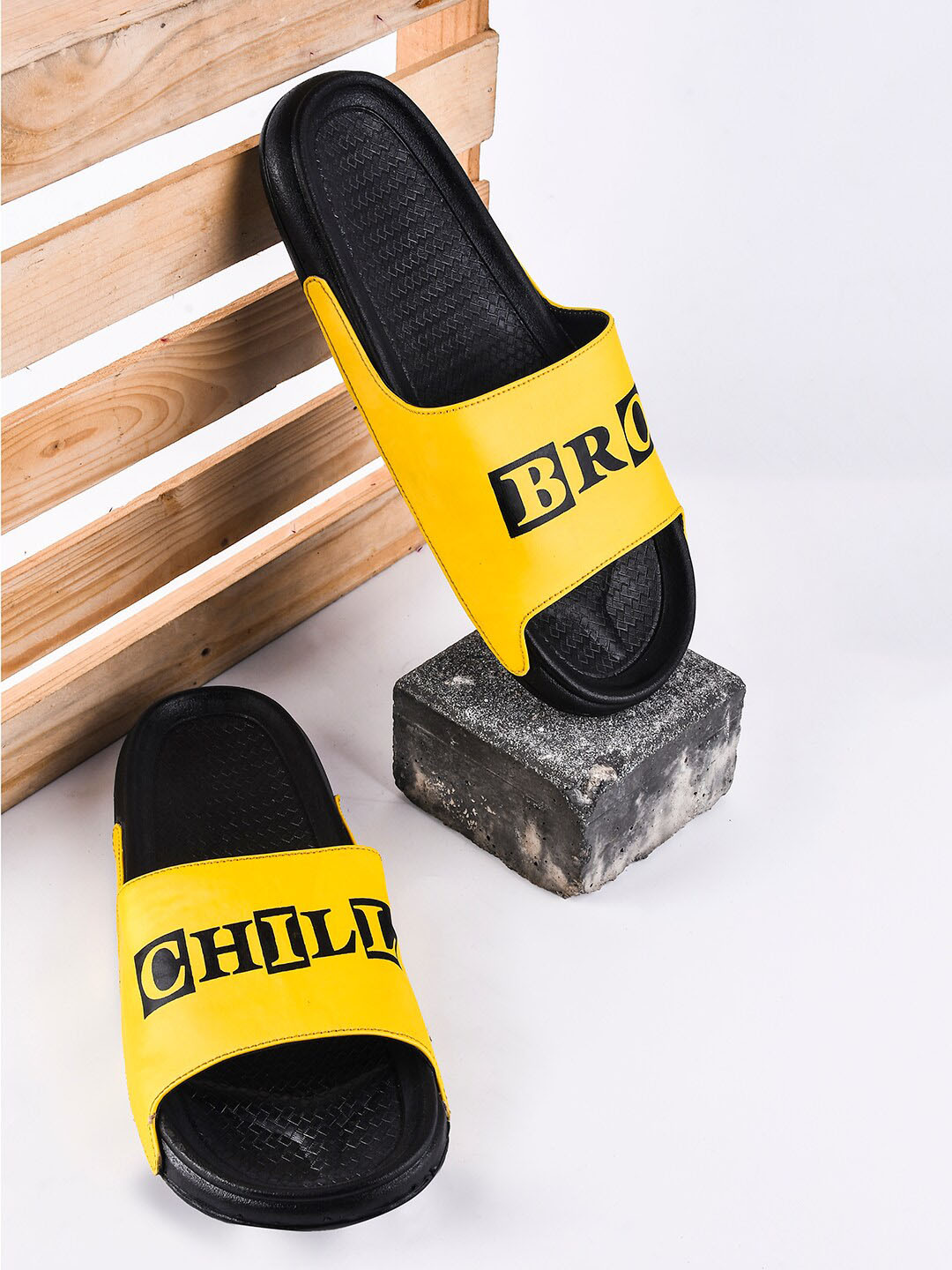 

PERY PAO Men Printed Sliders, Yellow