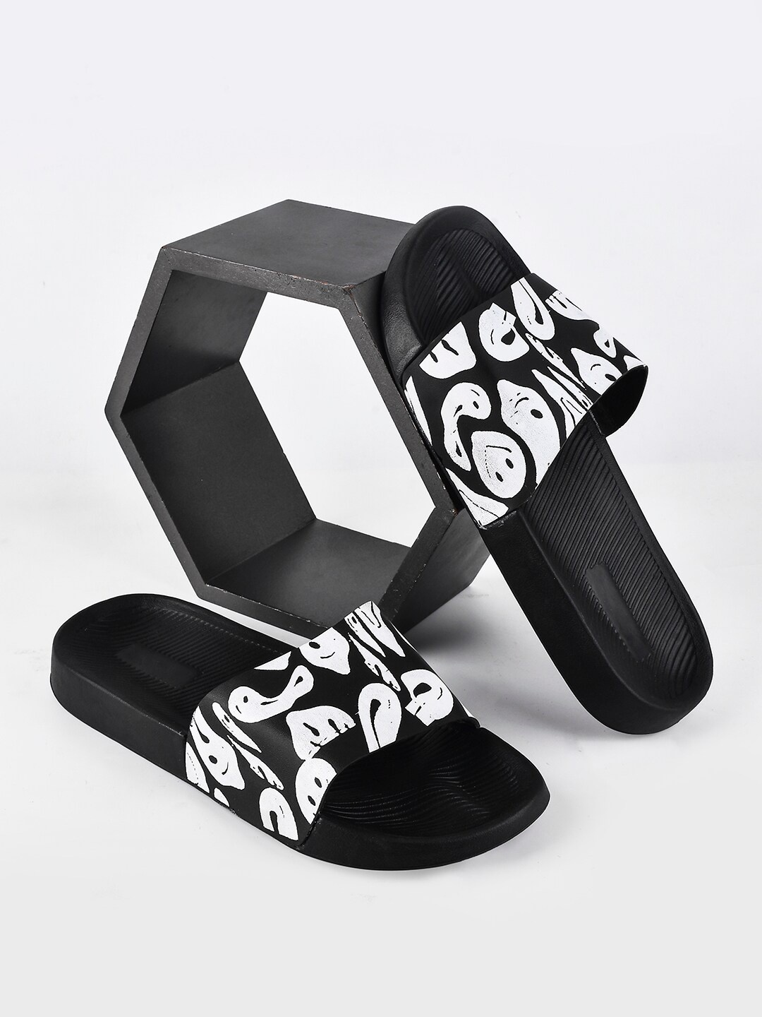 

PERY PAO Men Printed Sliders, Black