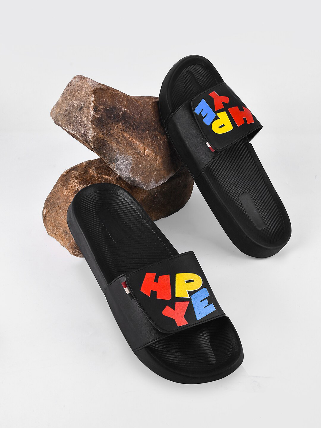 

PERY PAO Men Printed Sliders, Black