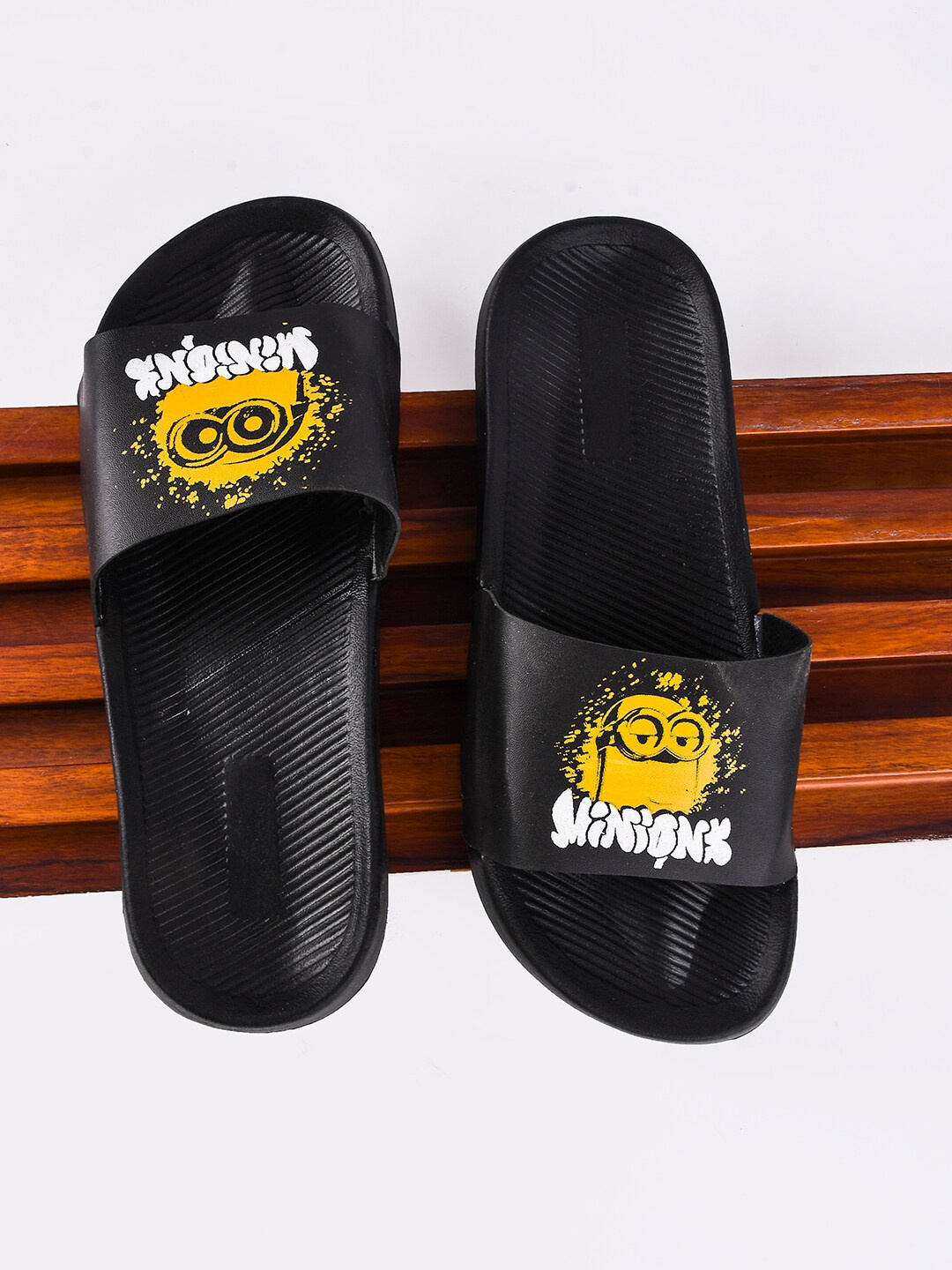 

PERY PAO Men Printed Rubber Sliders, Black