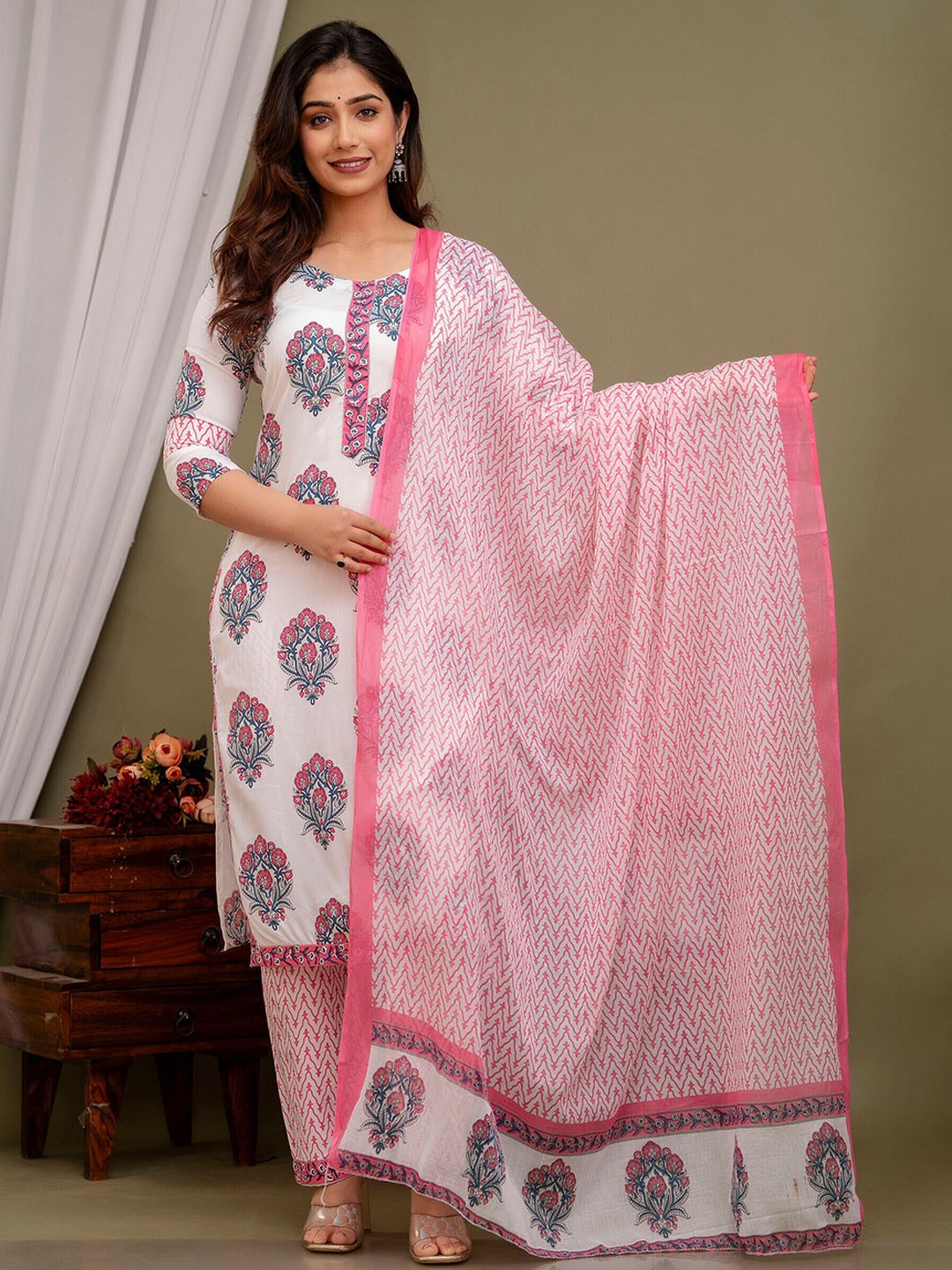 

Mialo fashion Women Pink Ethnic Motifs Printed Regular Kurta with Palazzos & With Dupatta