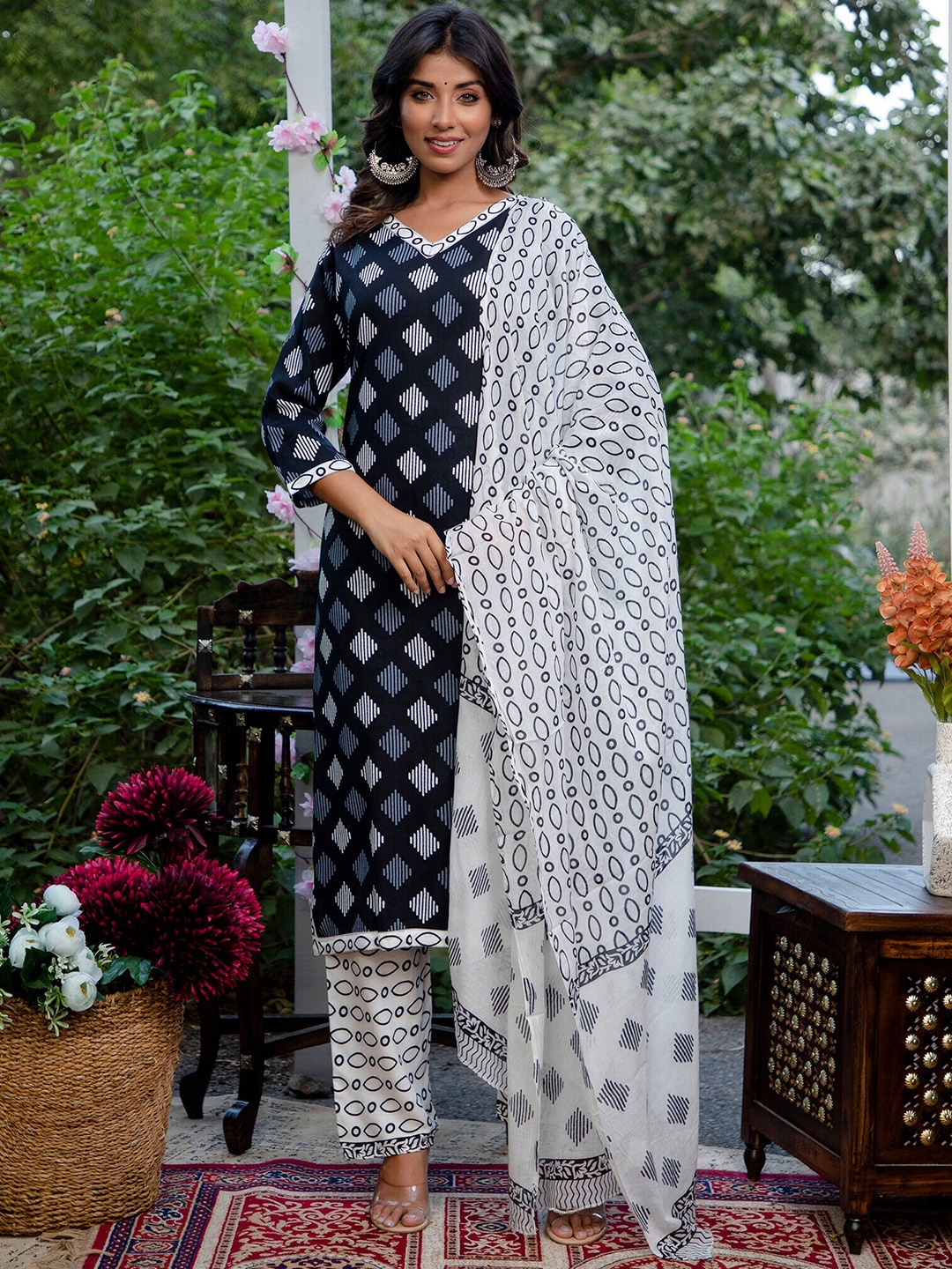

Mialo fashion Women Black Ethnic Motifs Printed Regular Kurta with Palazzos & With Dupatta