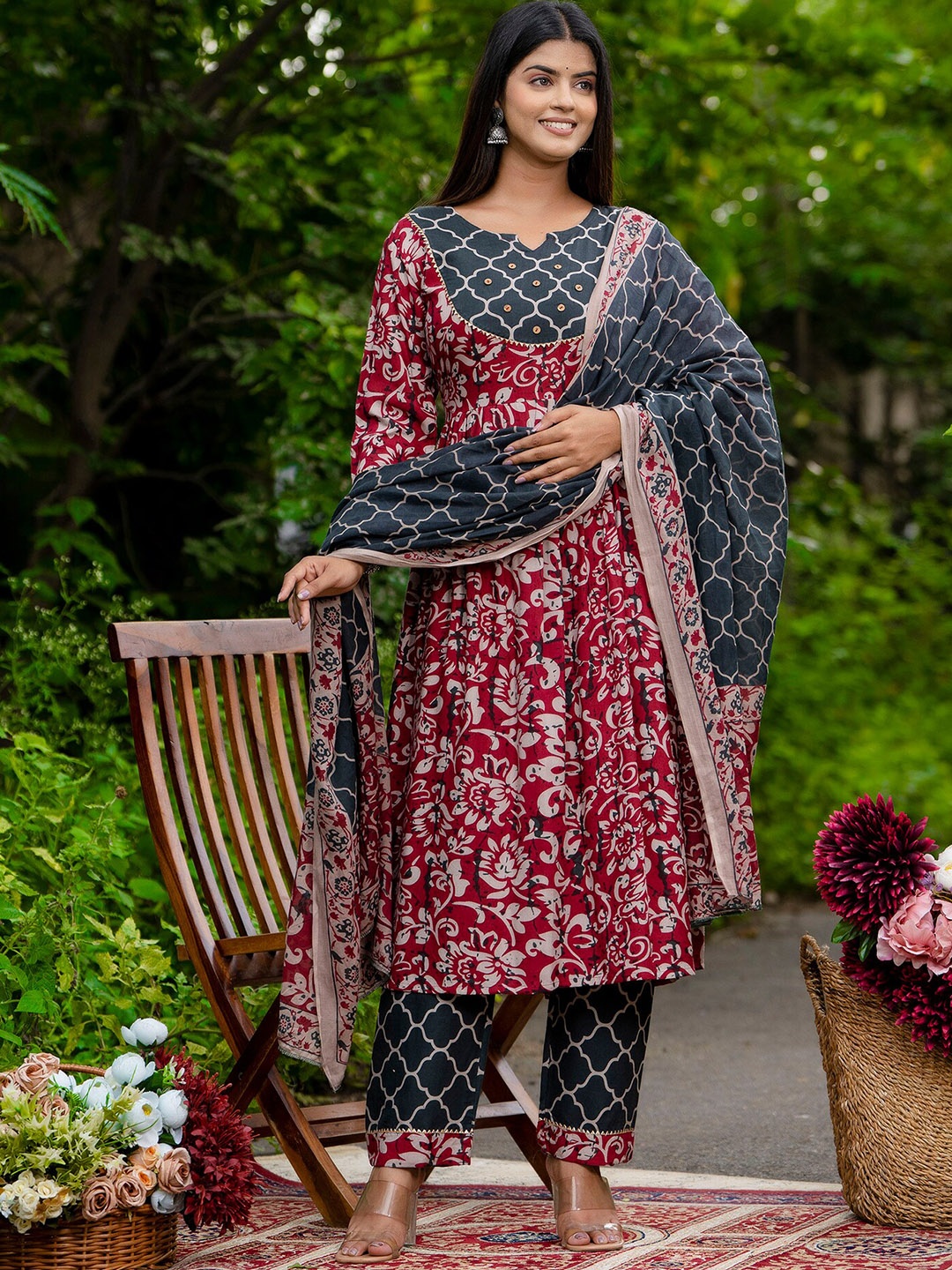 

Mialo fashion Women Magenta Ethnic Motifs Printed Pleated Kurta with Palazzos & With Dupatta