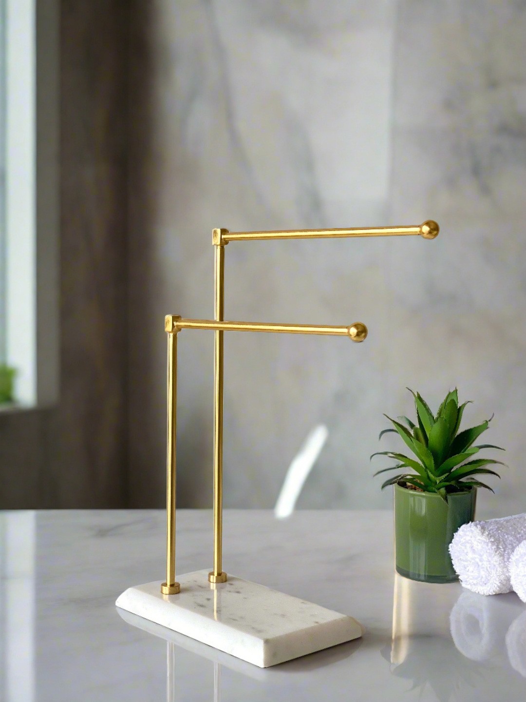 

Mason Home Melrose White & Gold Toned Metal Towel Holder