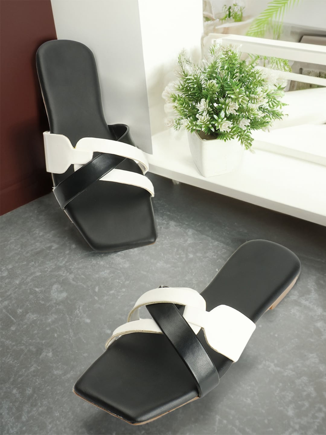 

CLOSHO Colourblocked Open Toe Flats, Black