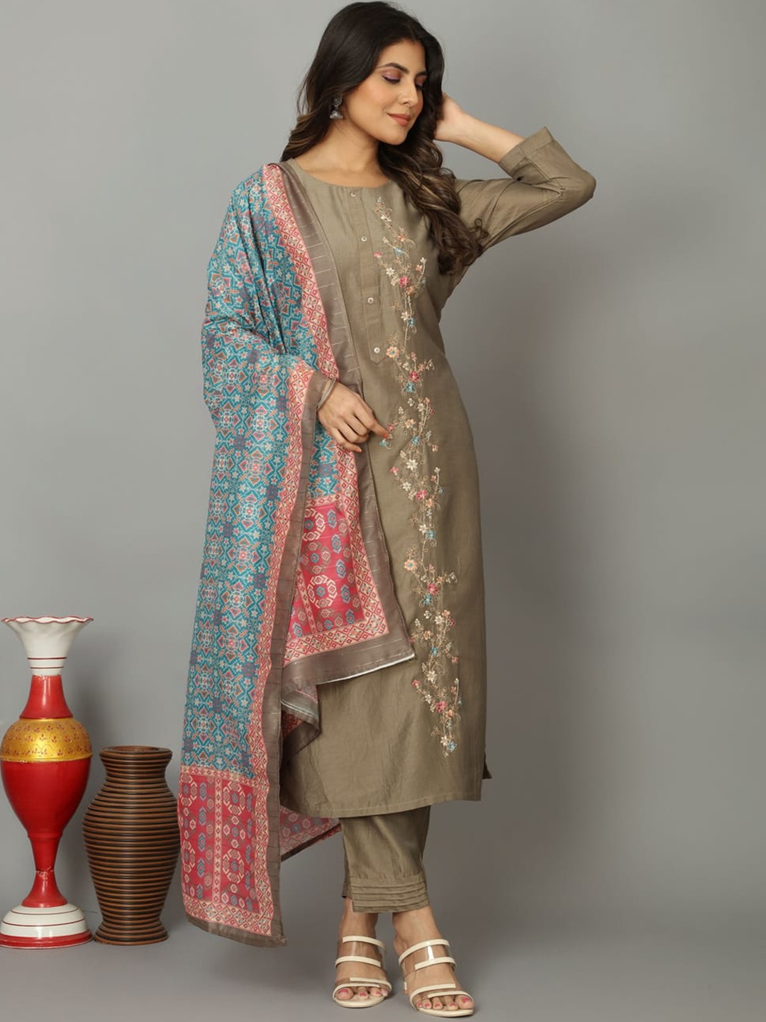 

OEQUAL Ethnic Motifs Embroidered Thread Work Kurta With Trousers & Dupatta, Brown