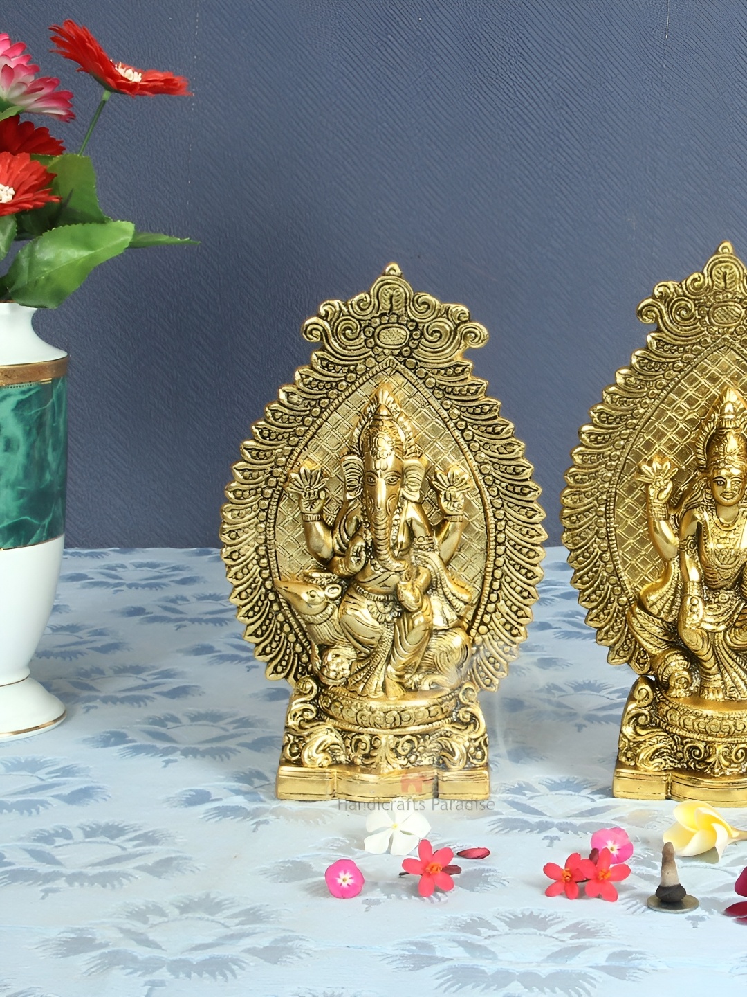 

HANDICRAFTS PARADISE Gold-Toned Lakshmi ji and Ganesh ji Metal Showpiece