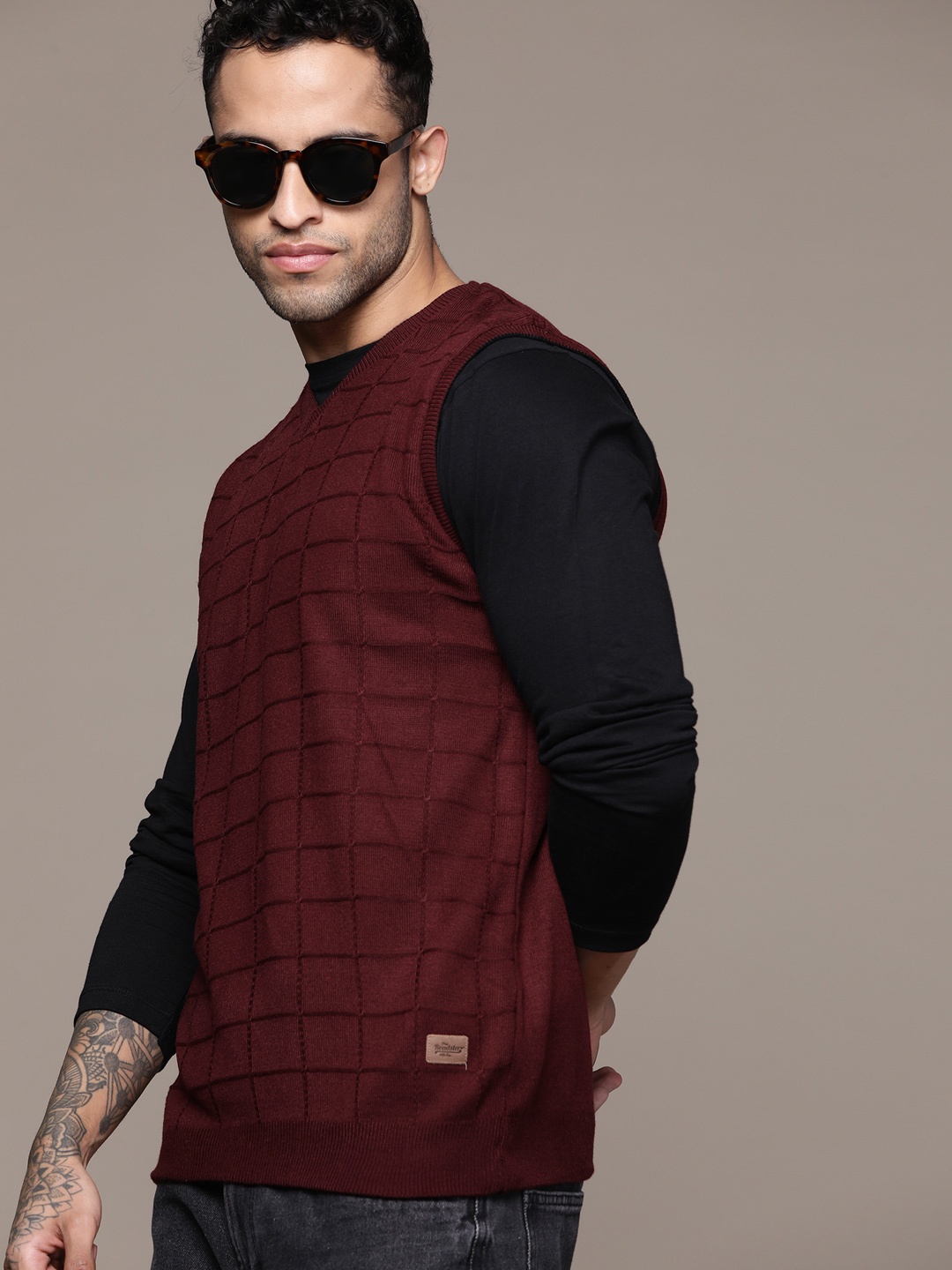 

Roadster Men Geometric Design Pullover Sweater Vest, Maroon