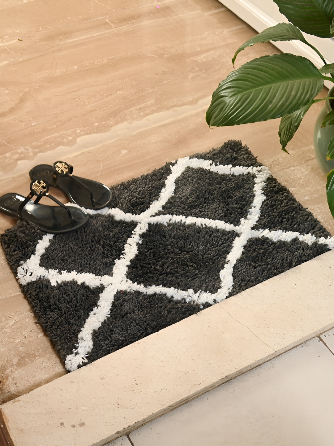 

FABURAA Elegance Grey & White Geometric Microfiber Anti Skid Rectangular Doormats