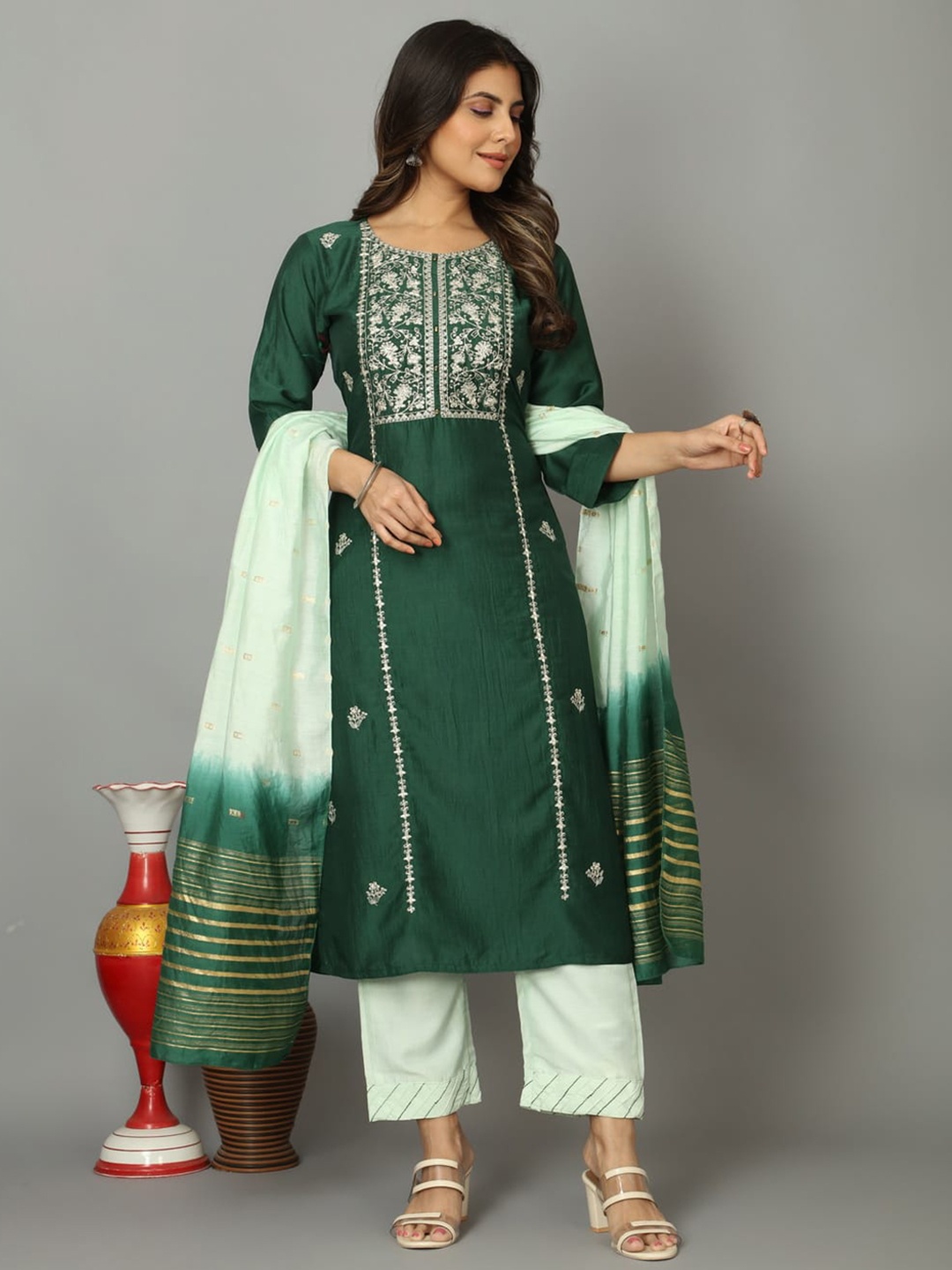 

OEQUAL Ethnic Motifs Embroidered Pure Cotton Straight Kurta & Trouser With Dupatta, Green