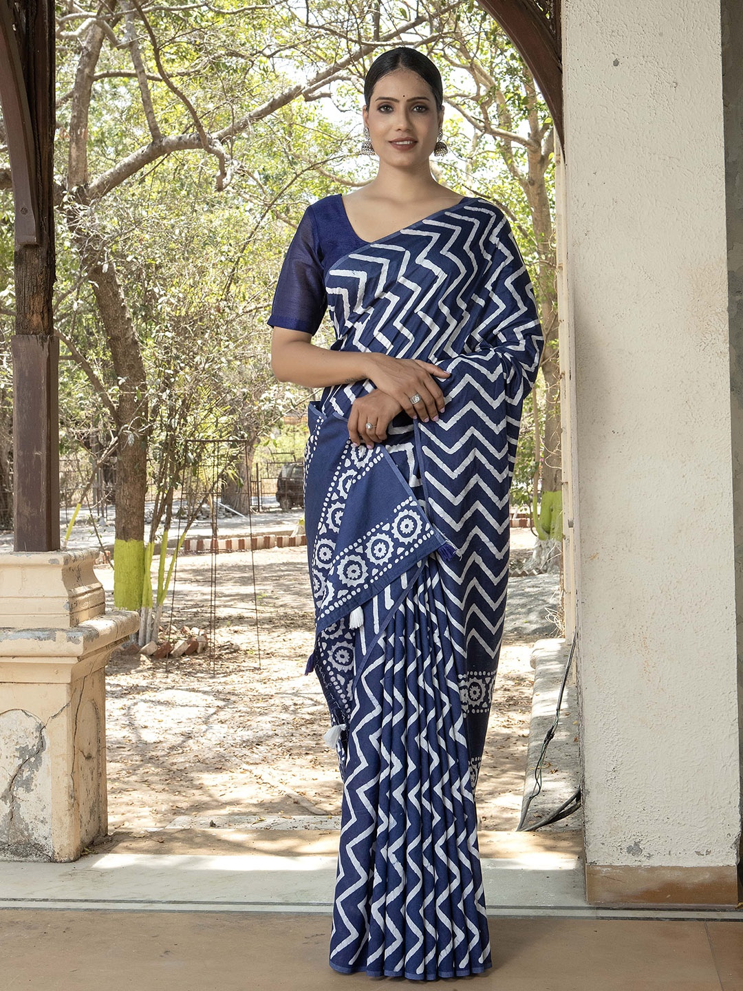 

Stylefables Geometric Printed Pure Cotton Saree, Blue