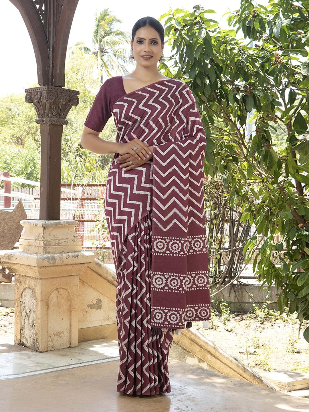 

Stylefables Geometric Printed Pure Cotton Saree, Maroon