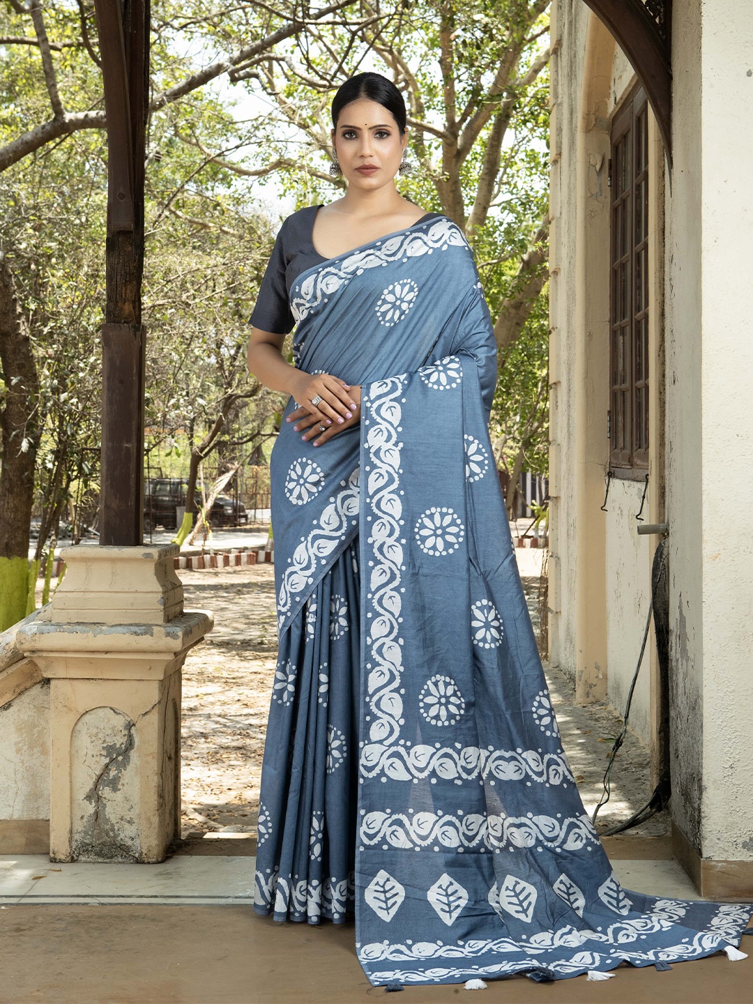 

Stylefables Floral Printed Pure Cotton Saree, Grey