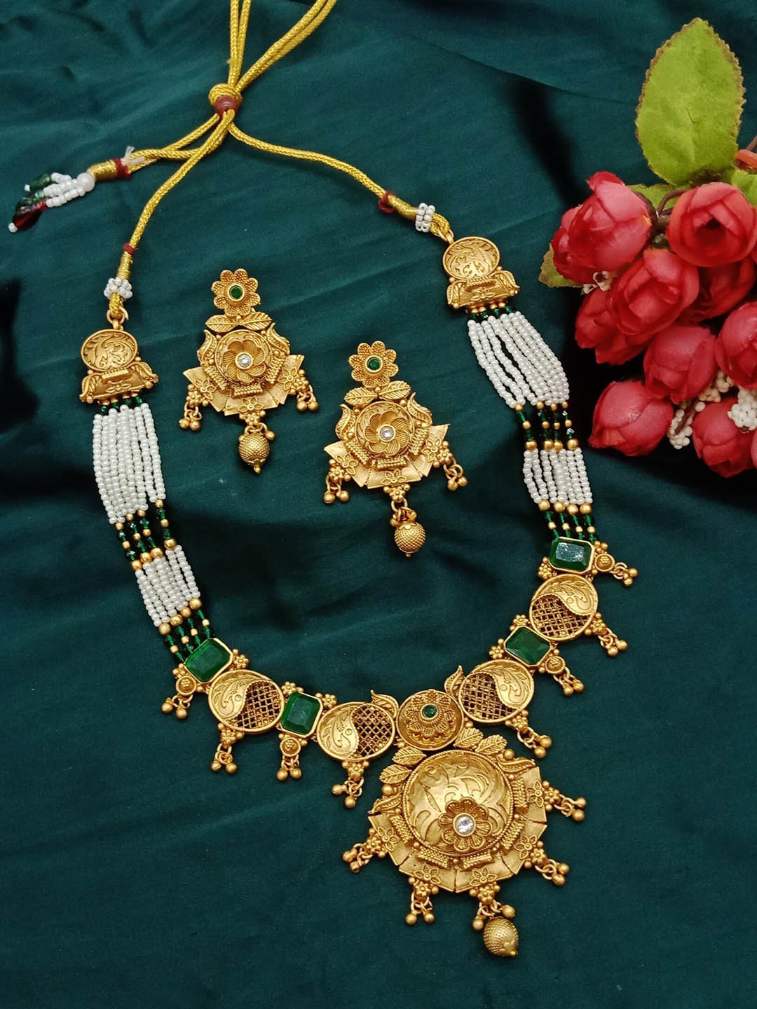 

AASHISH IMITATION Gold-Plated Kundan-Studded & Beaded Jewellery Set