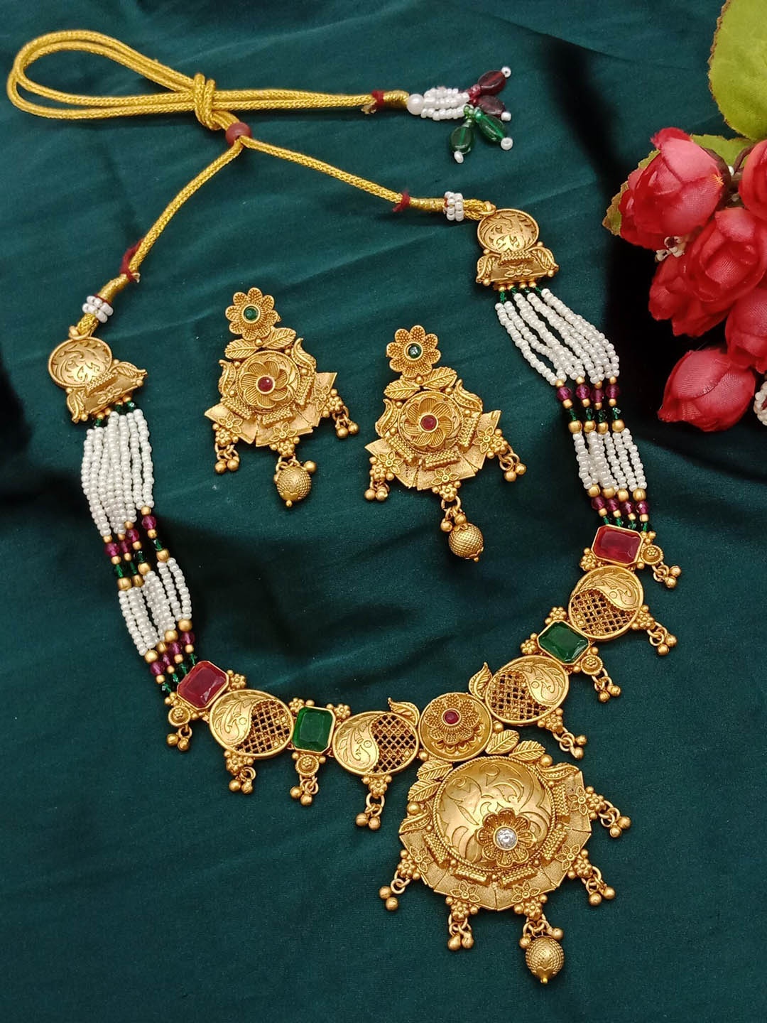 

AASHISH IMITATION Gold-Plated Kundan-Studded & Beaded Jewellery Set