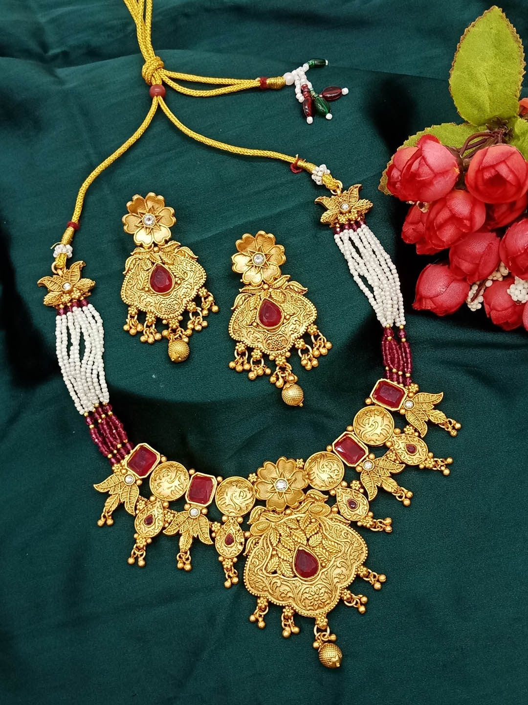 

AASHISH IMITATION Gold-Plated Kundan-Studded & Beaded Jewellery Set