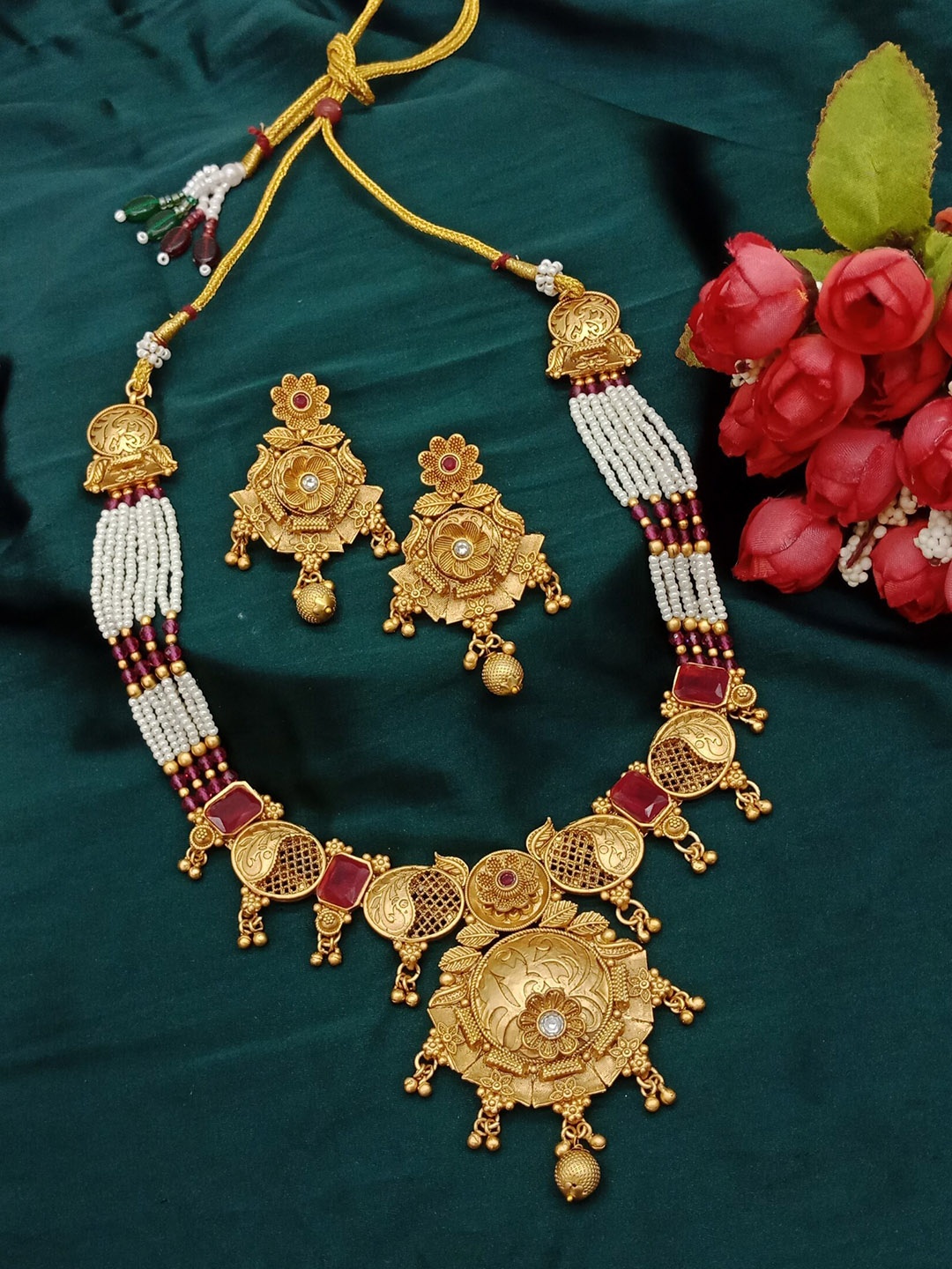 

AASHISH IMITATION Gold-Plated Kundan-Studded & Beaded Jewellery Set