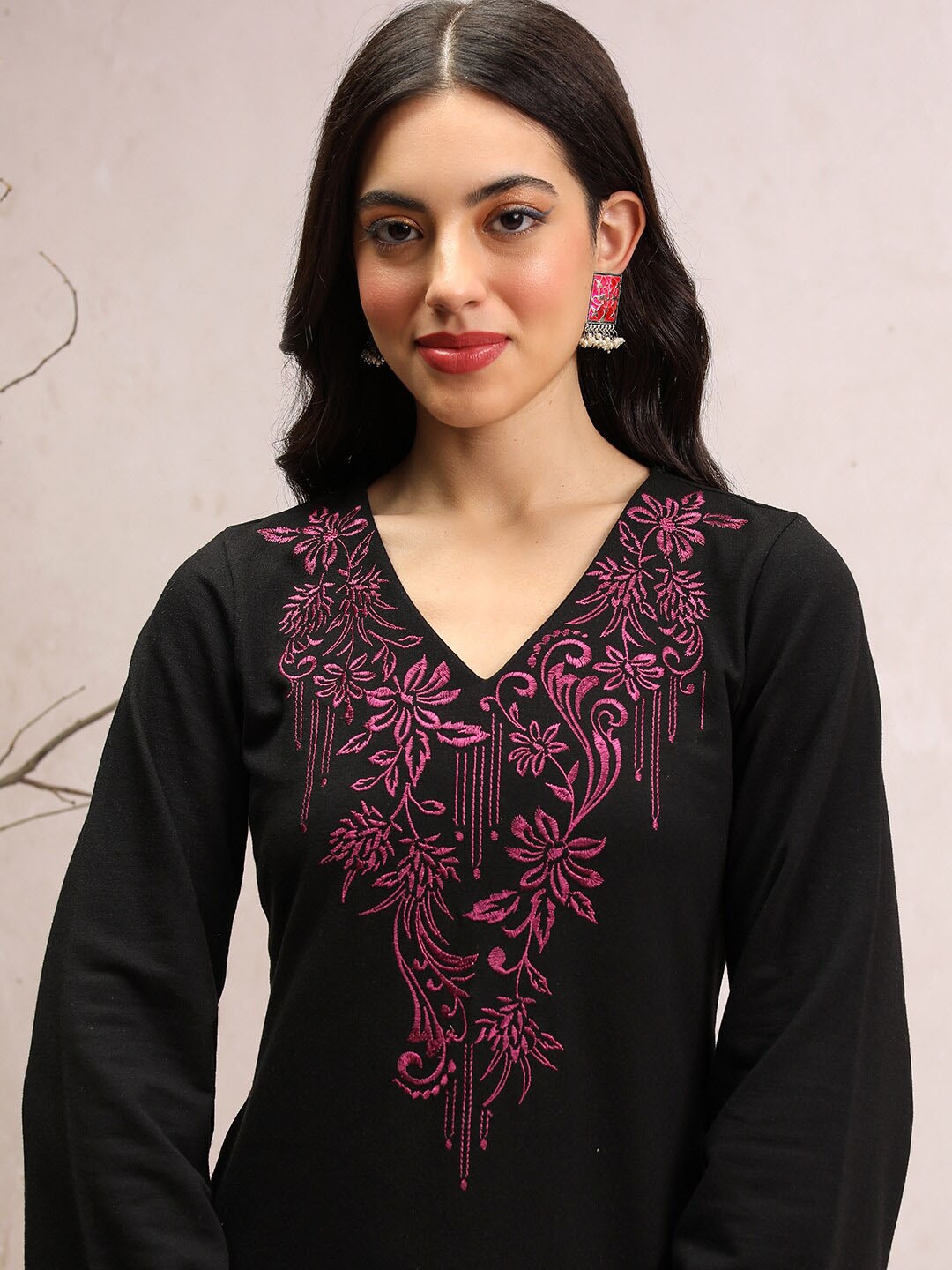 

Vishudh Floral Embroidered Thread Work V-Neck Straight Winter Kurta, Black