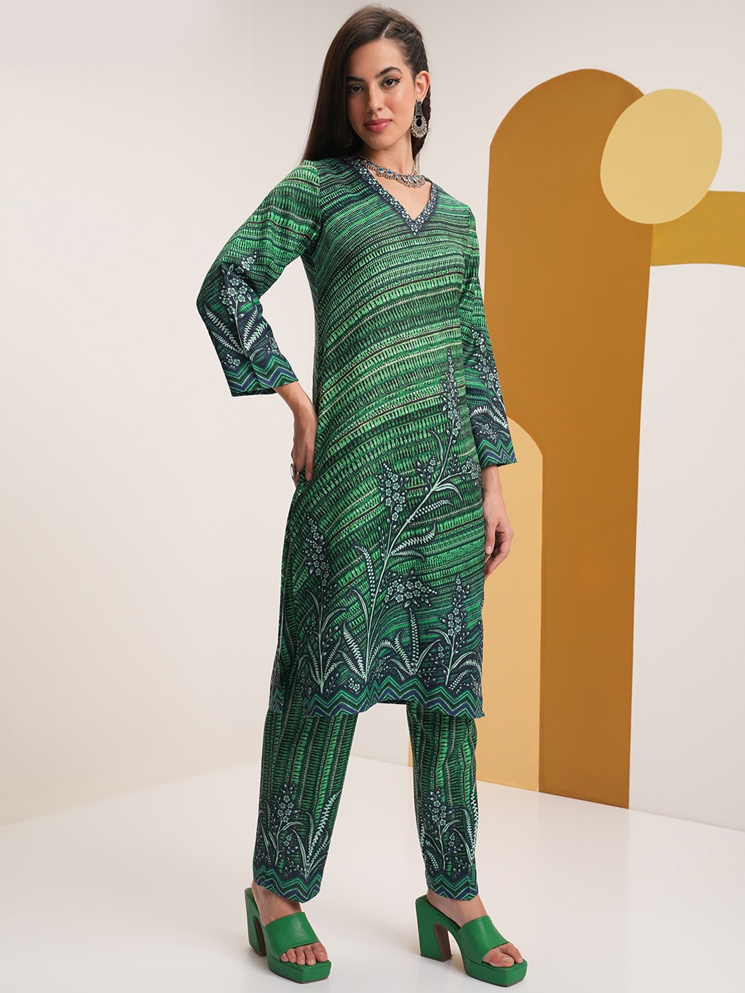 

Vishudh Winter Regular Straight Kurta With Elasticated Trousers, Green