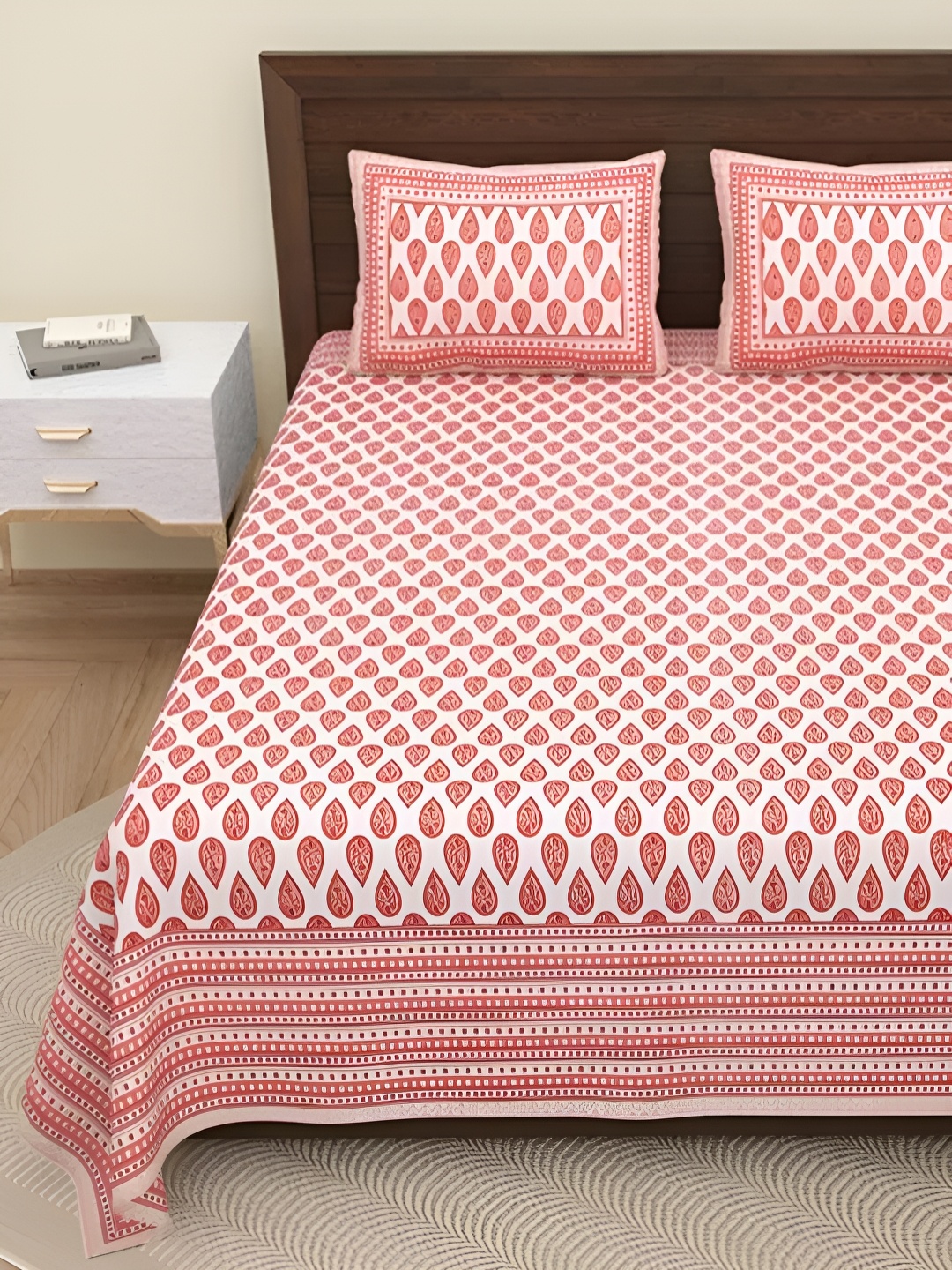 

Bedbathandbliss White & Red Floral 300 TC King Bedsheet with 2 Pillow Covers