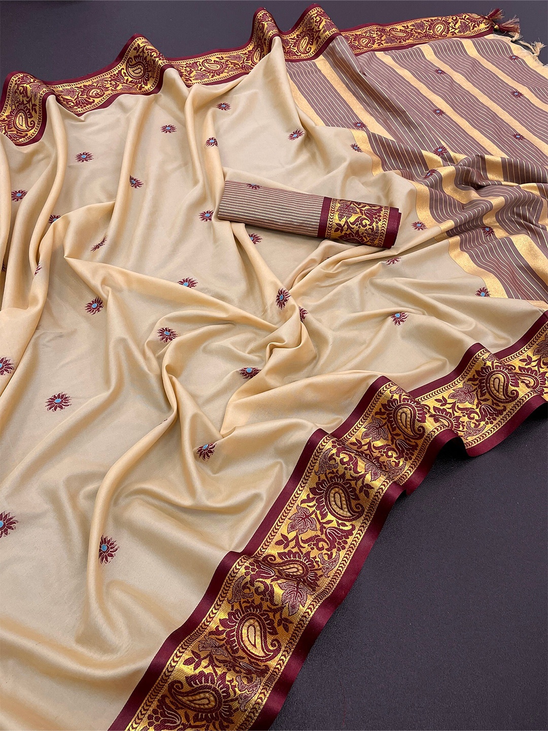 

MOLTIRA Ethnic Motifs Woven Design Zari Pure Silk Banarasi Saree, Beige