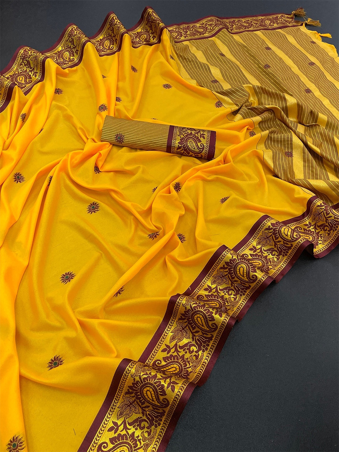 

MOLTIRA Woven Design Zari Designer Banarasi Saree, Yellow