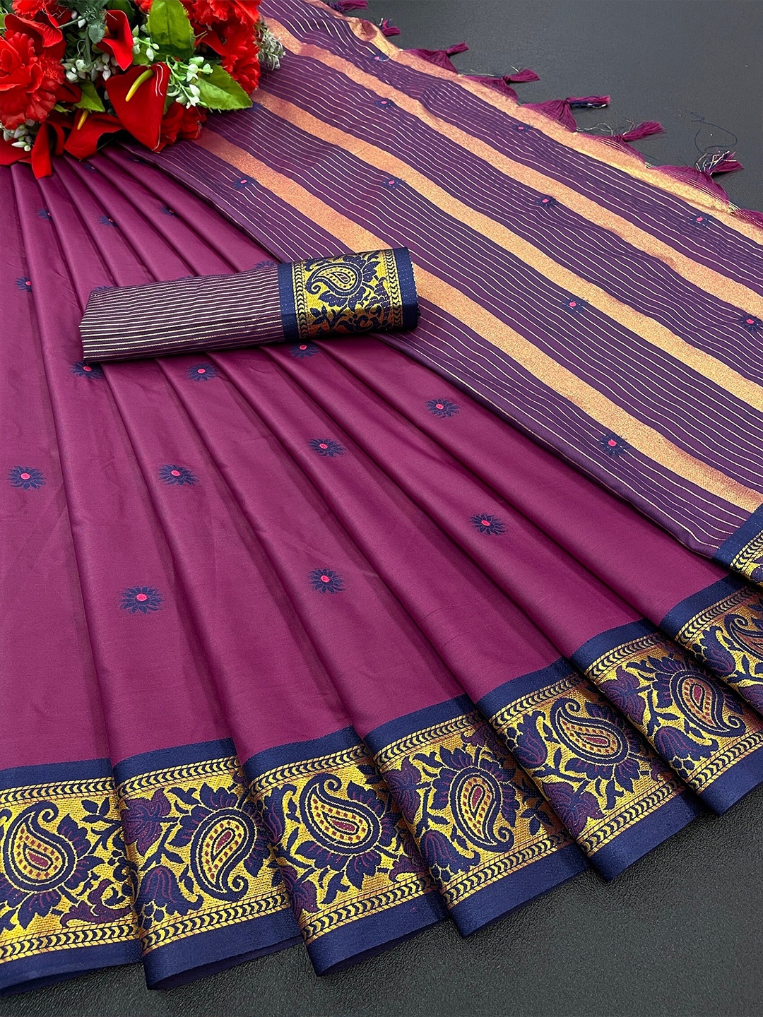 

MOLTIRA Woven Design Zari Designer Banarasi Saree, Magenta