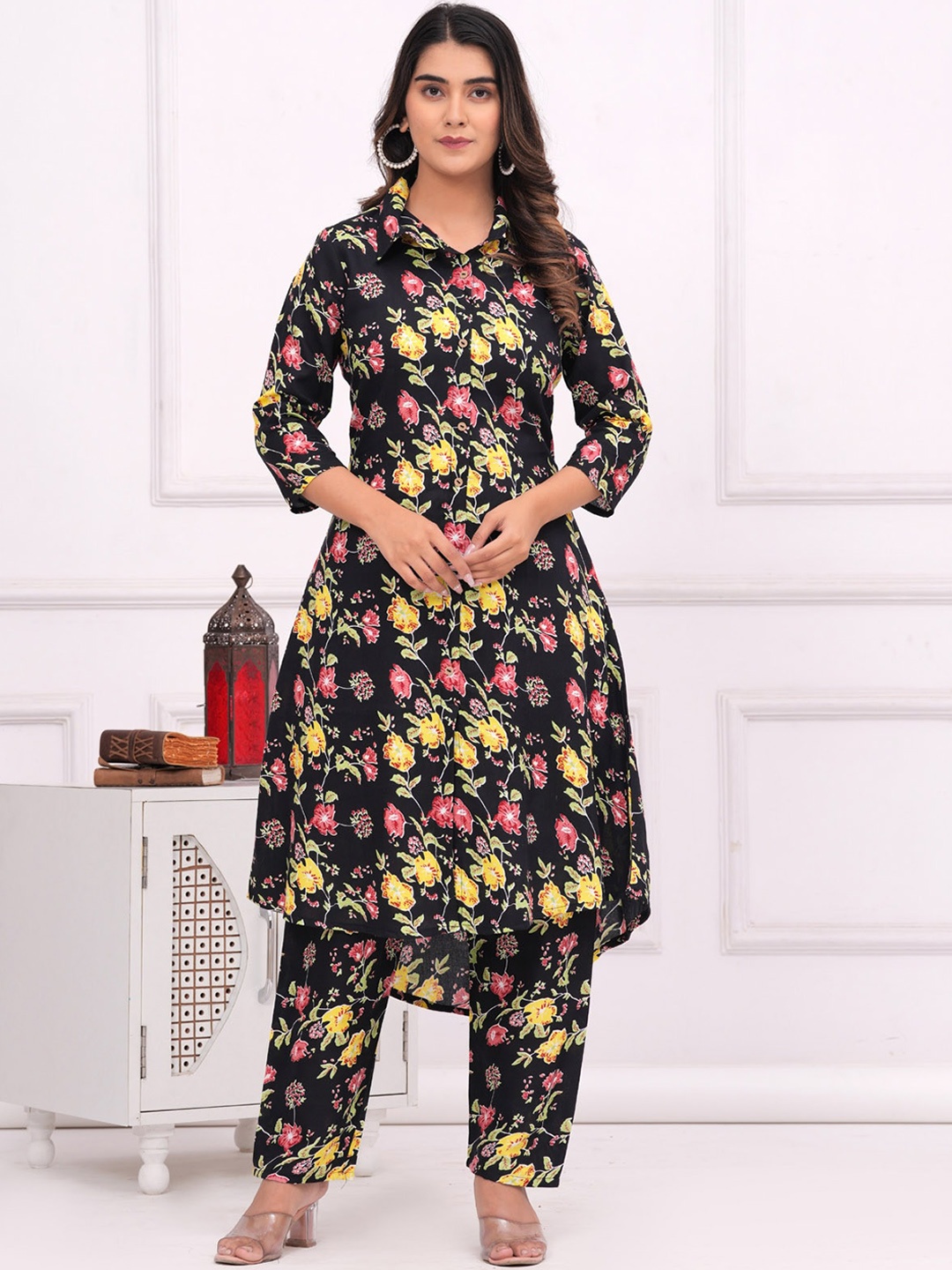 

BAESD Women Black Floral Printed Regular Kurta with Trousers