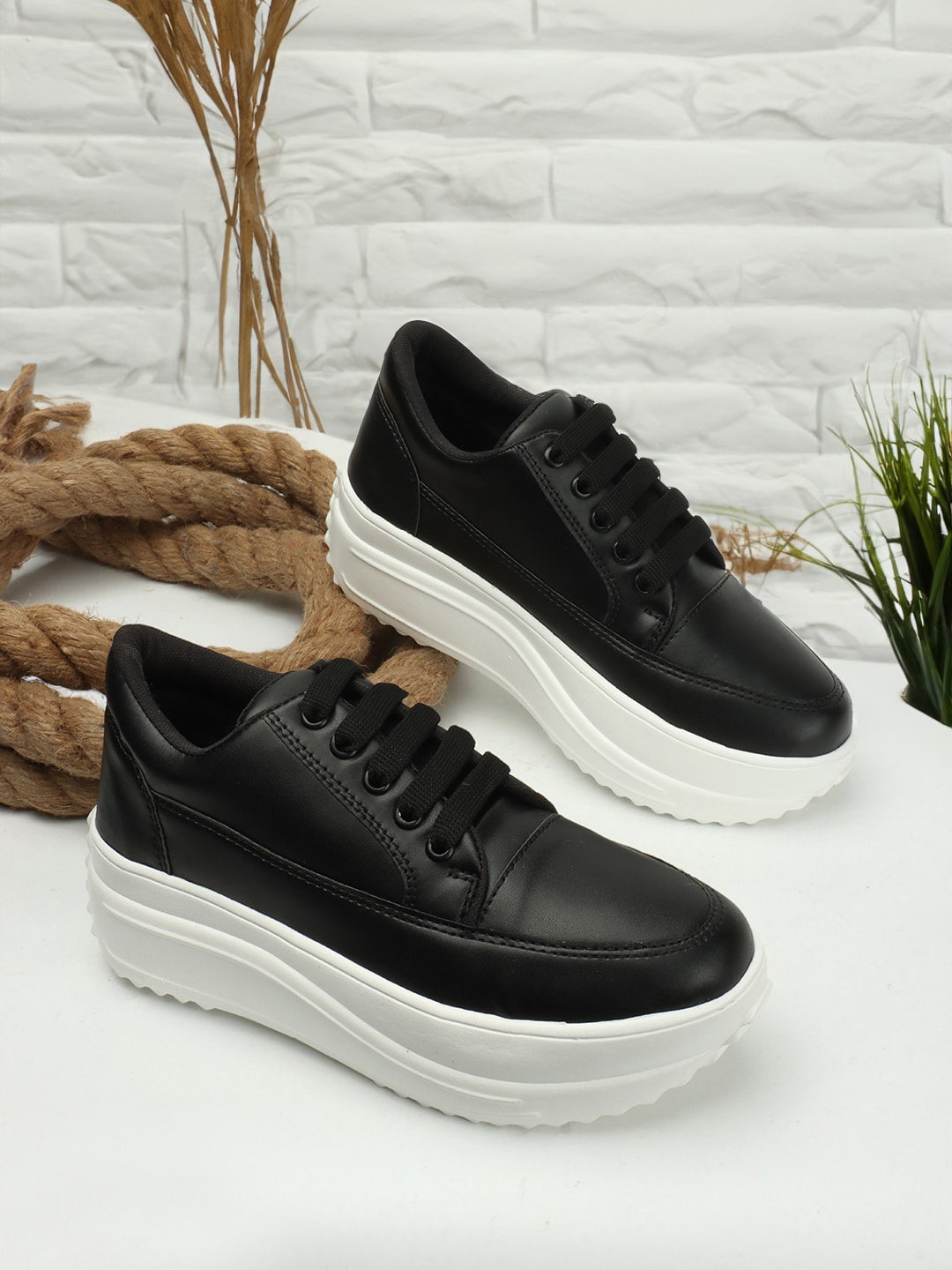 

The Roadster Lifestyle Co. Women Black & White Comfort Insole Flatform Sneakers