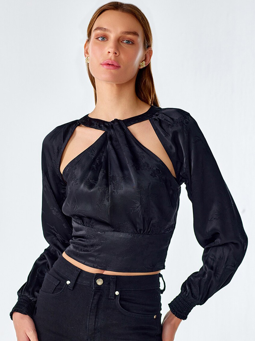 

COVER STORY Floral Printed Halter Neck Crop Top, Black