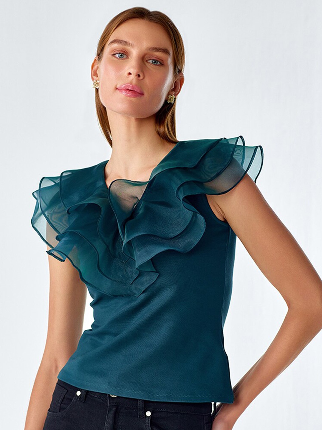 

COVER STORY Green Ruffled Sleeveless Top