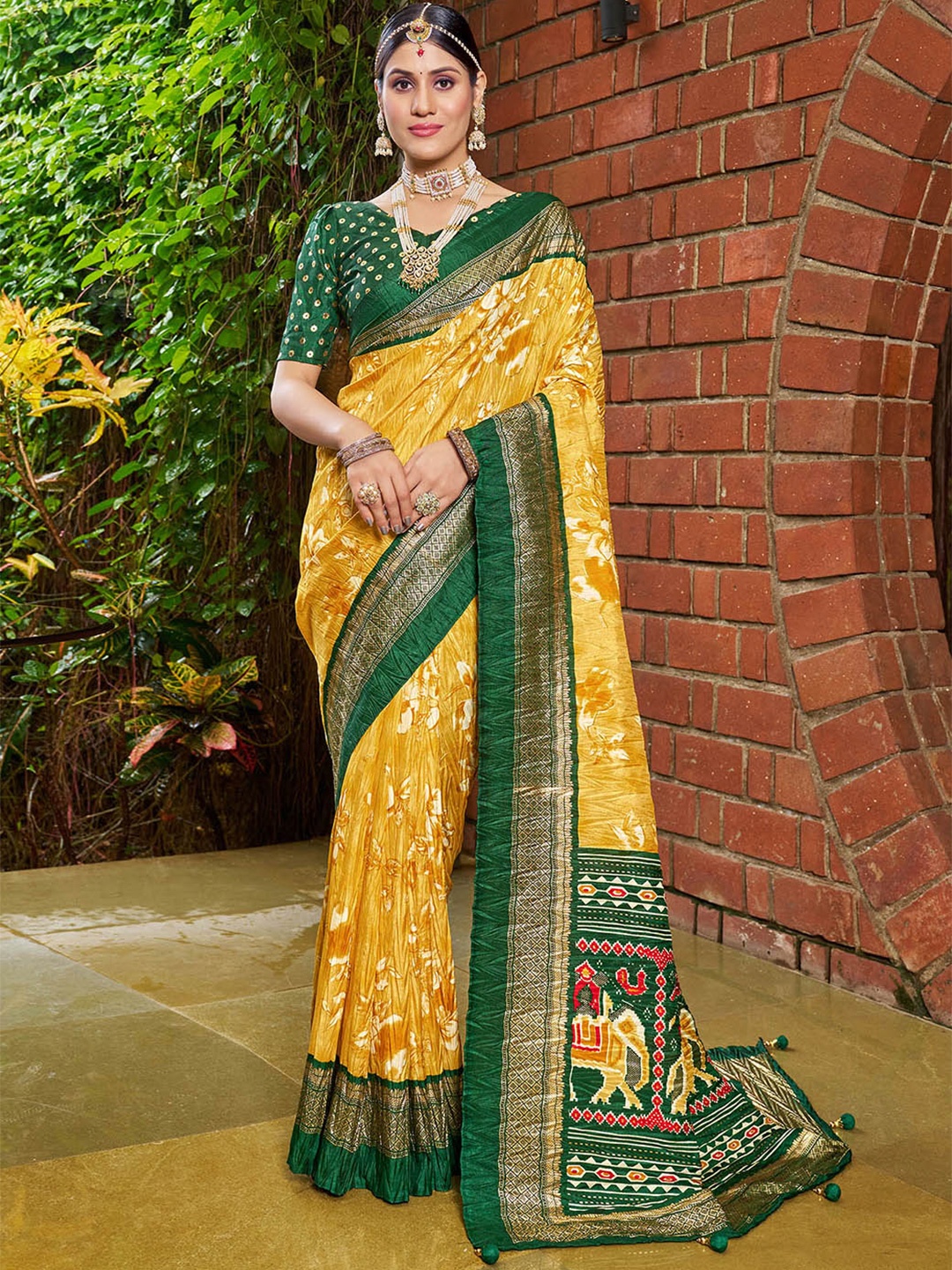 

Satrani Yellow & Cream-Coloured Floral Foil Print Zari Art Silk Saree