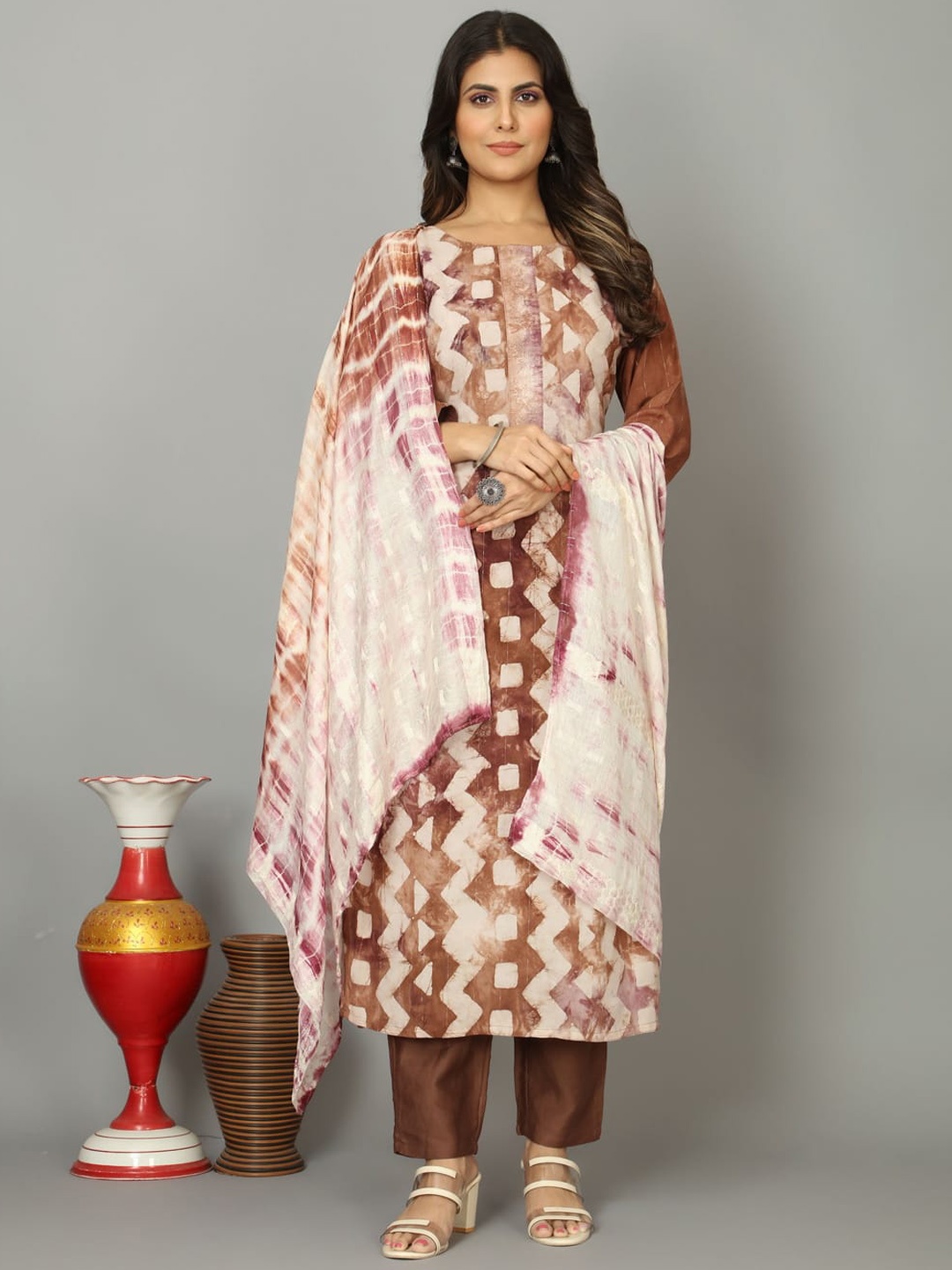 

OEQUAL Geometric Printed Pure Cotton Straight Kurta & Trouser With Dupatta, Brown